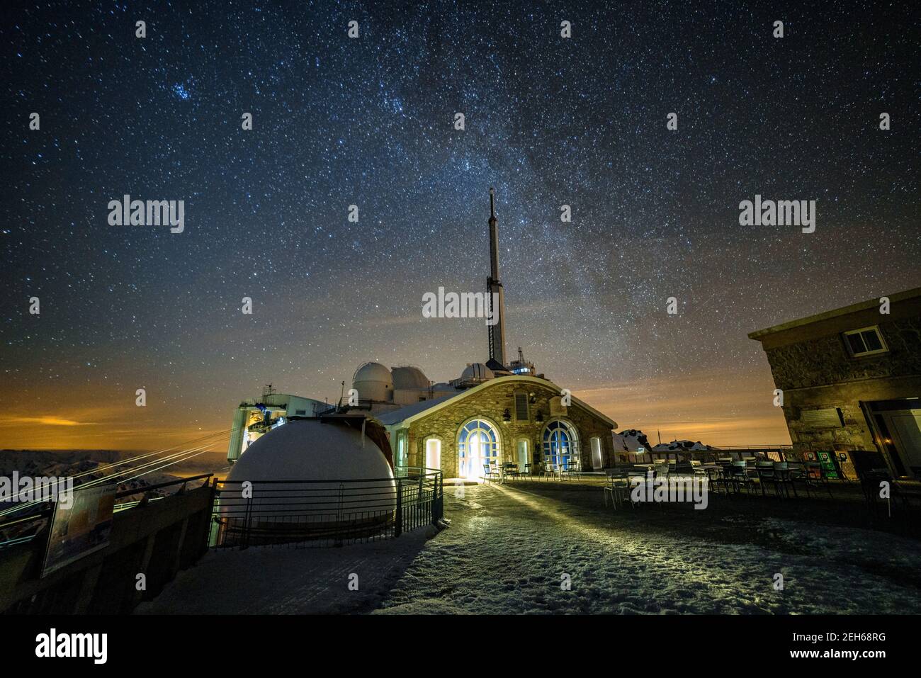 Notte invernale nell'osservatorio Pic du Midi de Bigorre (Midi-Pirenei, Pirenei, Francia) ESP: Noche de invierno en el osservatorio del Pic du Midi Foto Stock
