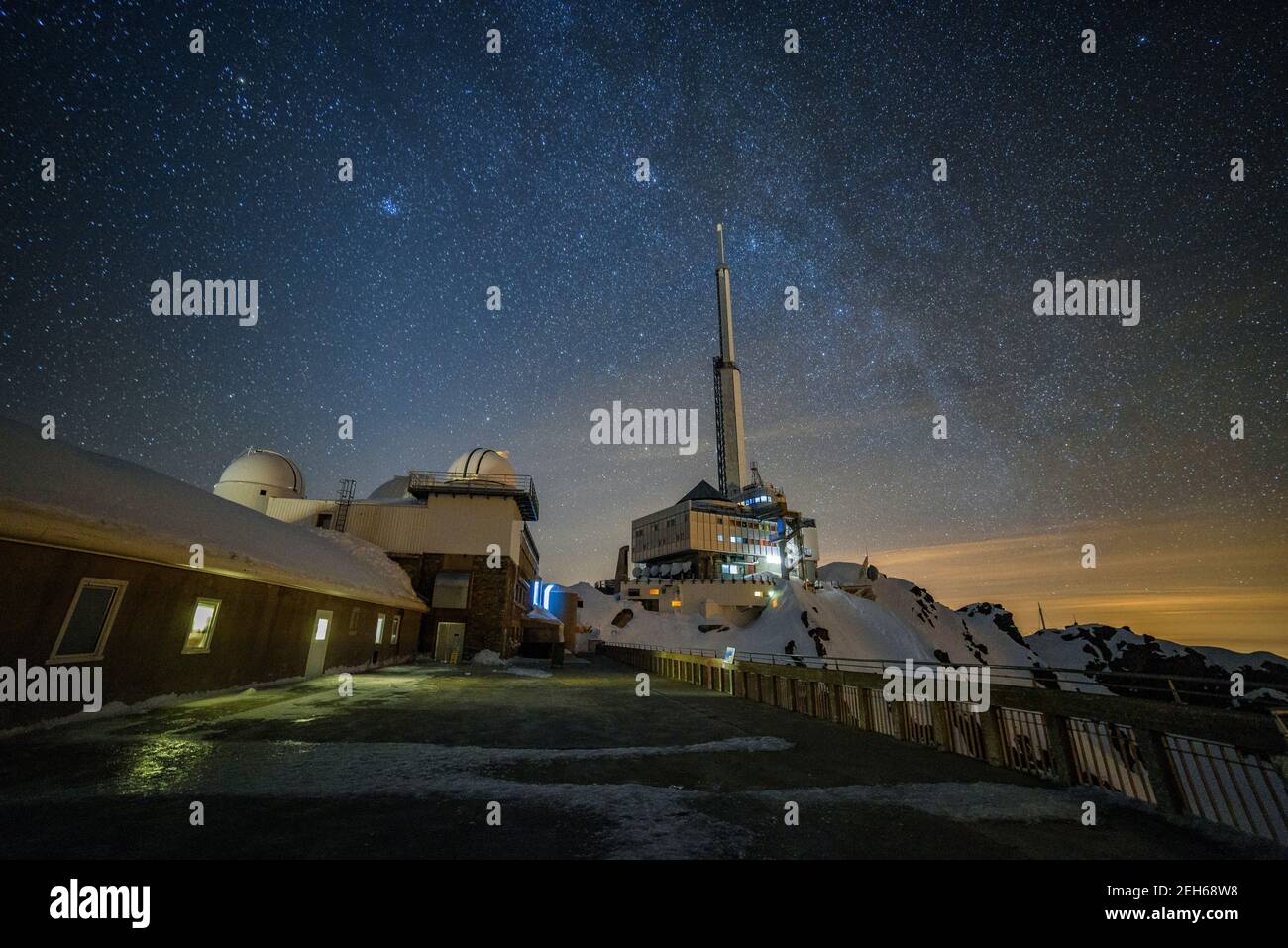 Notte invernale nell'osservatorio Pic du Midi de Bigorre (Midi-Pirenei, Pirenei, Francia) ESP: Noche de invierno en el osservatorio del Pic du Midi Foto Stock