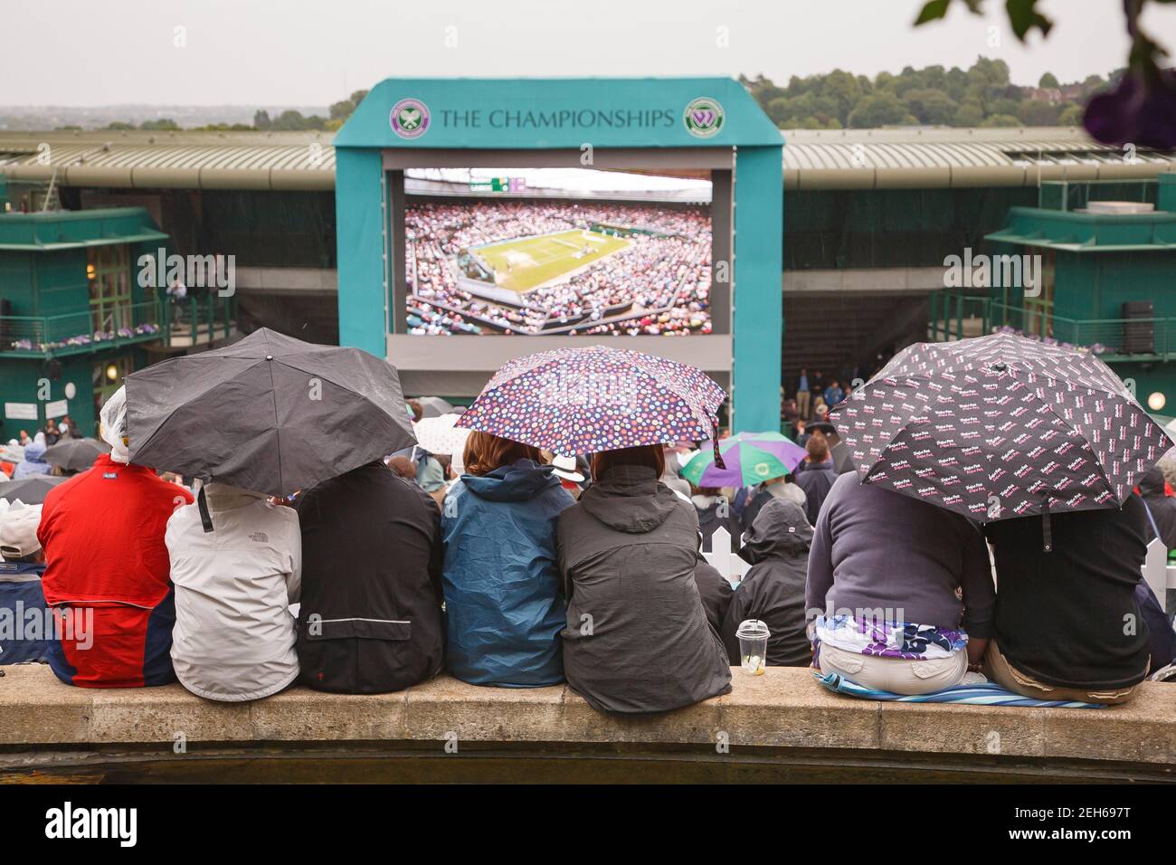 LONDRA, Regno Unito - 24 giugno 2011. Partita di tennis di Wimbledon. Folla che guarda i tornei allo stadio su un grande schermo da Murray Mount o Henman Hill, Londra, Foto Stock