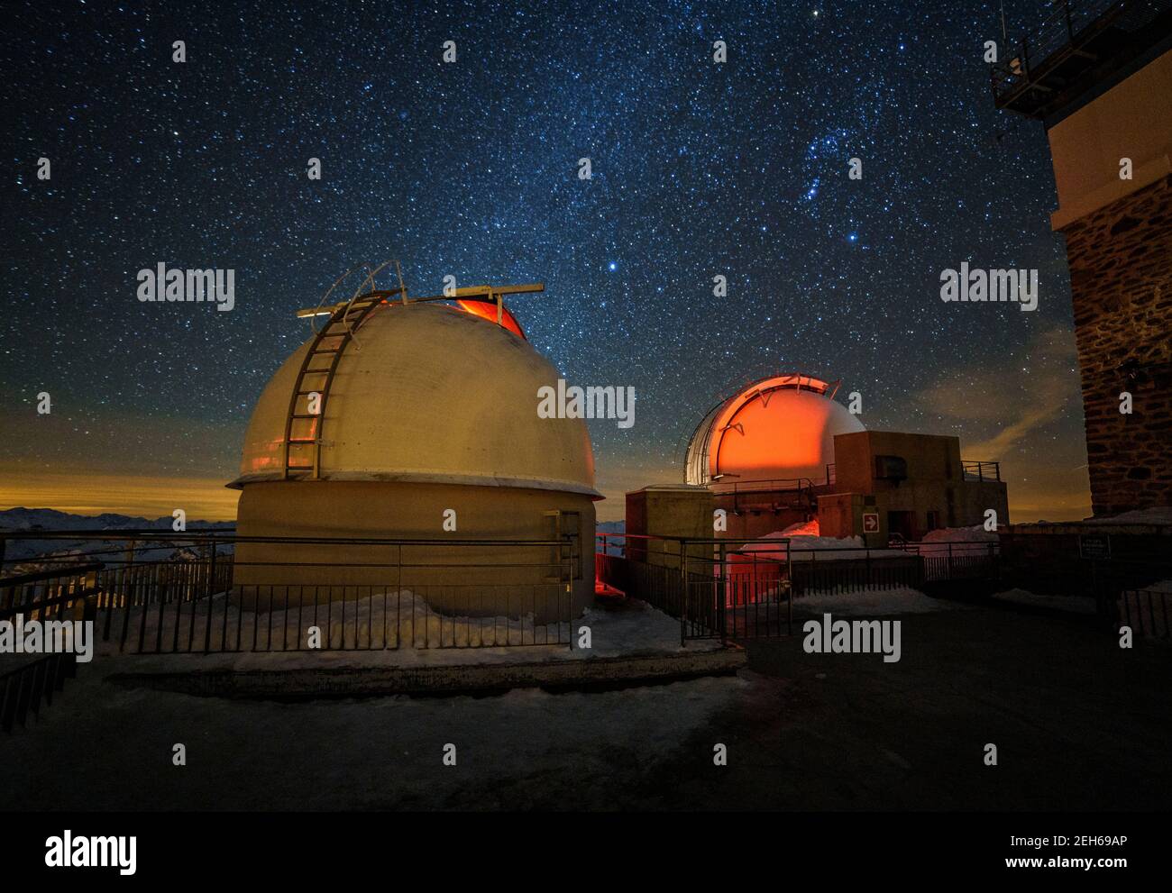 Notte invernale nell'osservatorio Pic du Midi de Bigorre (Midi-Pirenei, Pirenei, Francia) ESP: Noche de invierno en el osservatorio del Pic du Midi Foto Stock