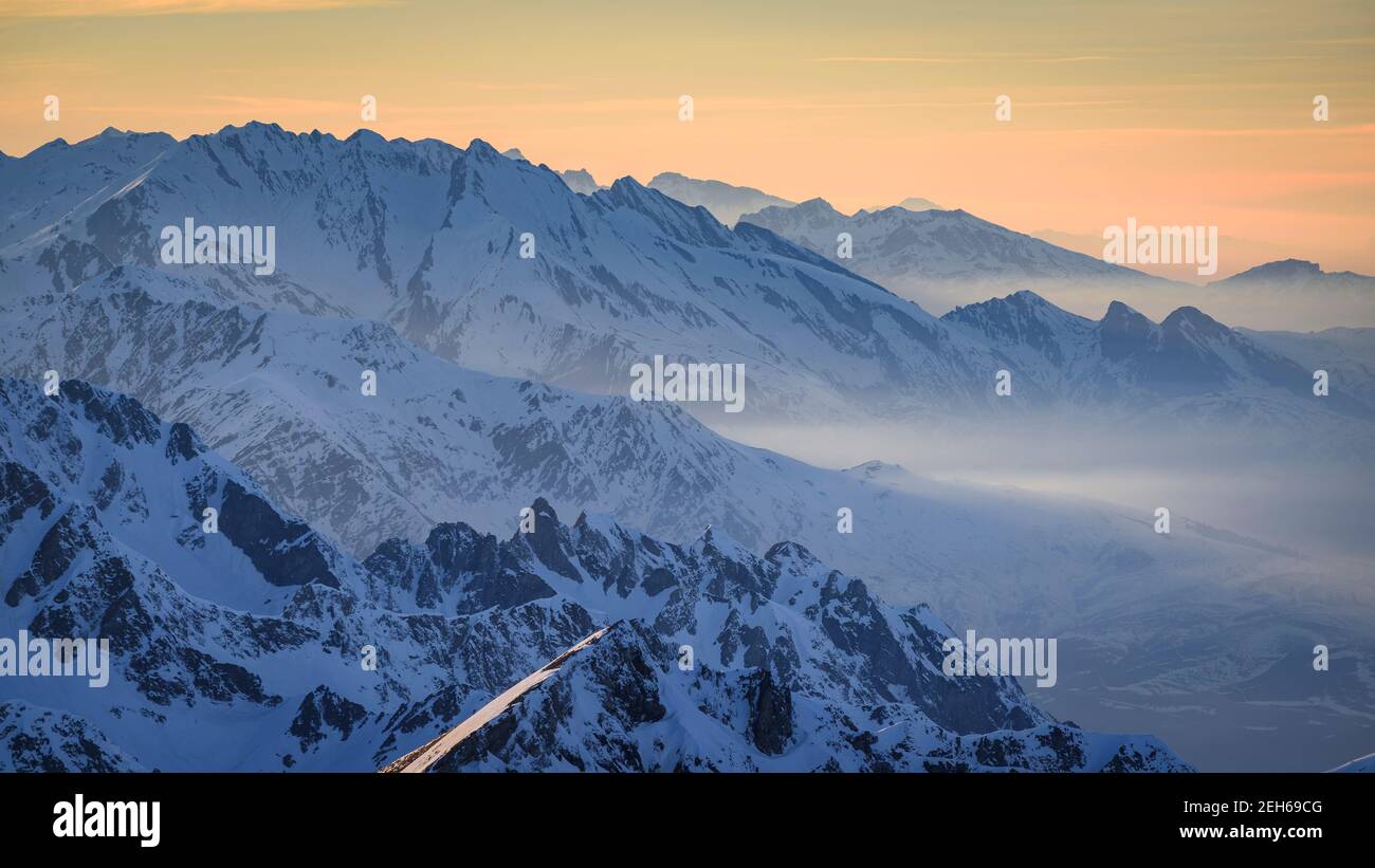 Tramonto invernale dall'osservatorio Pic du Midi de Bigorre (Midi-Pirenei, Pirenei, Francia) Foto Stock