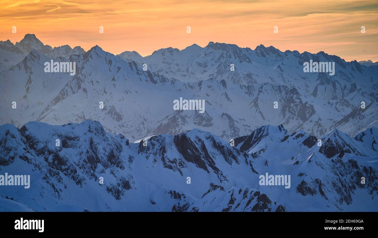 Tramonto invernale dall'osservatorio Pic du Midi de Bigorre (Midi-Pirenei, Pirenei, Francia) Foto Stock