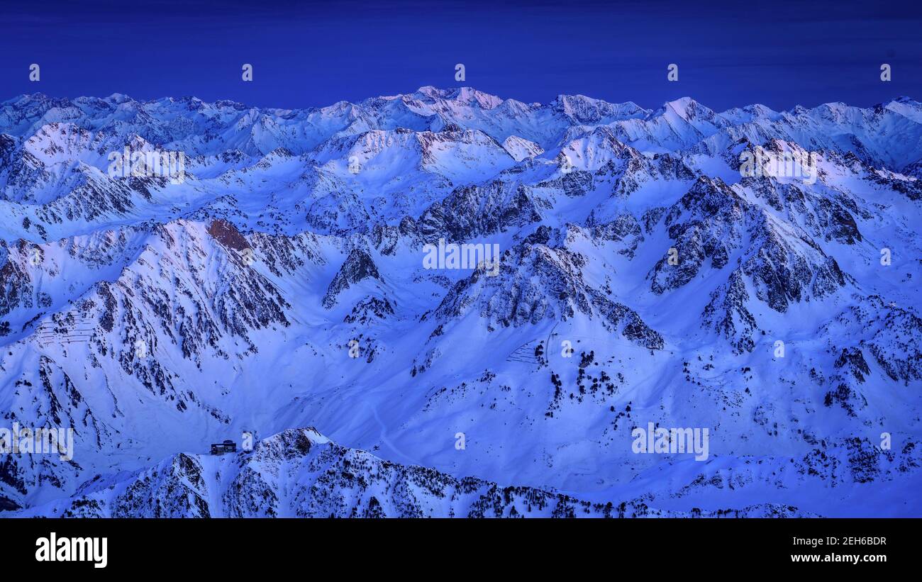 Tramonto invernale dall'osservatorio Pic du Midi de Bigorre (Pirenei, Francia). Sullo sfondo, picco di Posets, ad Aragona (Spagna) Foto Stock
