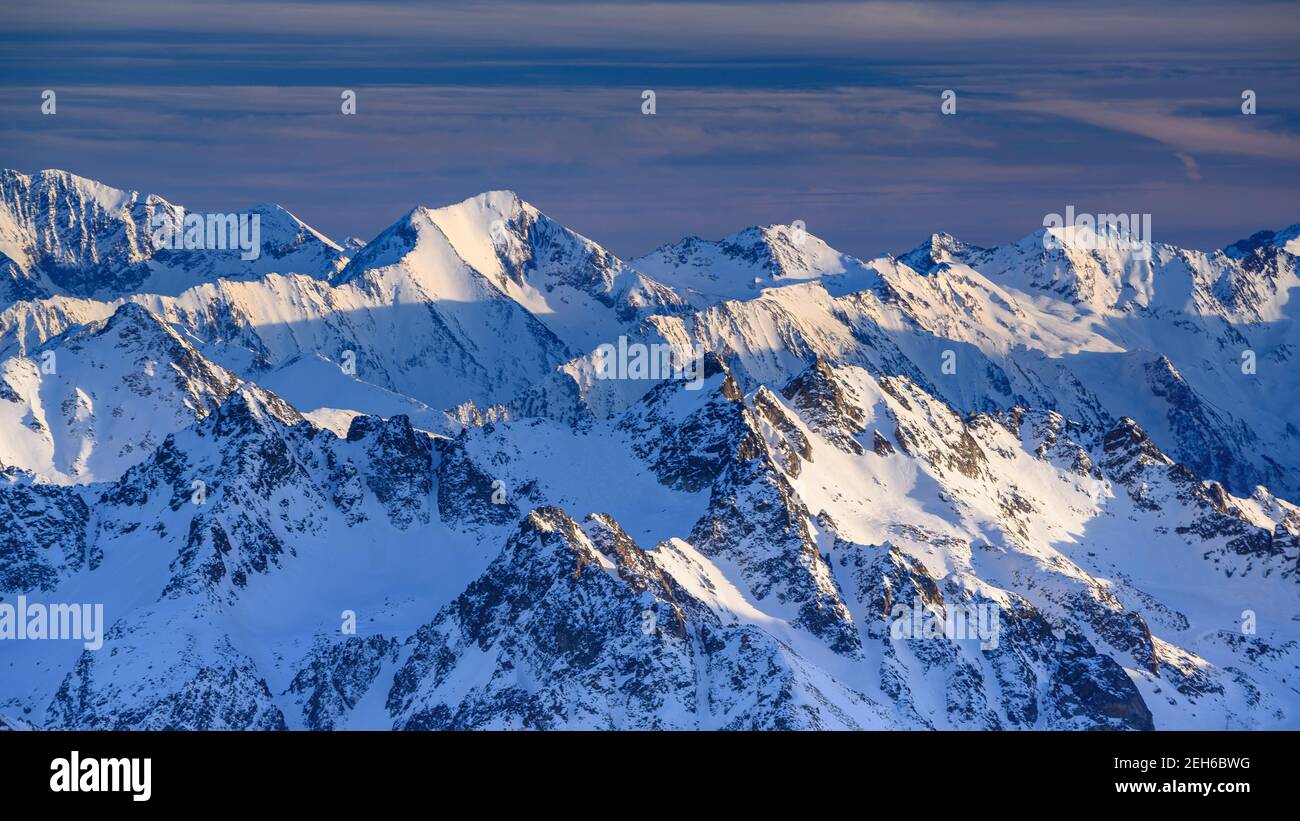 Tramonto invernale dall'osservatorio Pic du Midi de Bigorre (Pirenei, Francia). Sullo sfondo, picco di Posets, ad Aragona (Spagna) Foto Stock