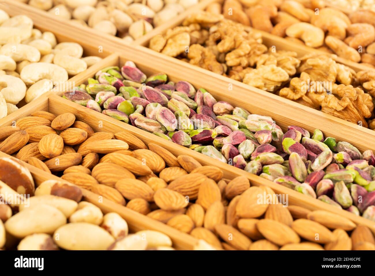 Il mucchio di vari noci nella scatola di legno. Foto Stock