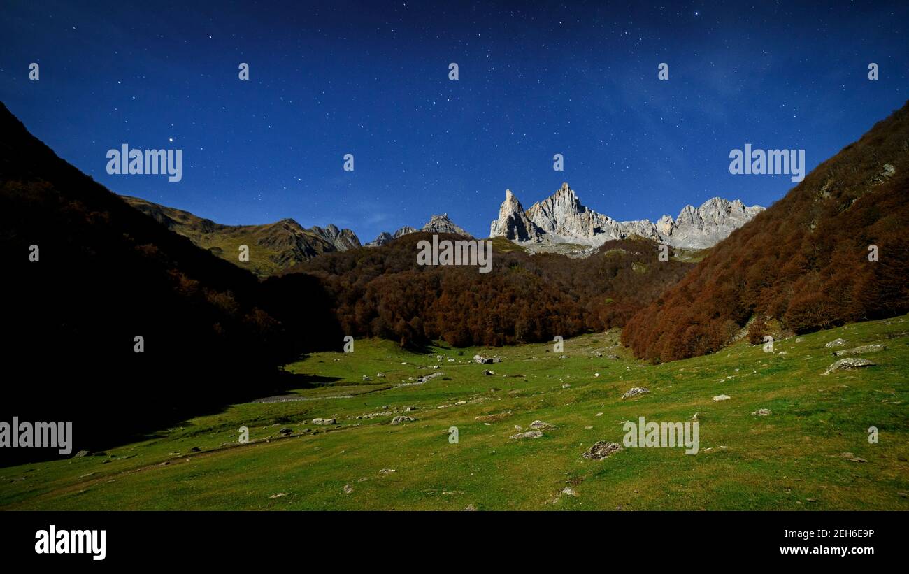 Notte d'autunno ad Aiguilles d'Ansàbere nel Cirque de Lescun (Valle d'Aspe, Pirenei Atlantici, Francia) Foto Stock
