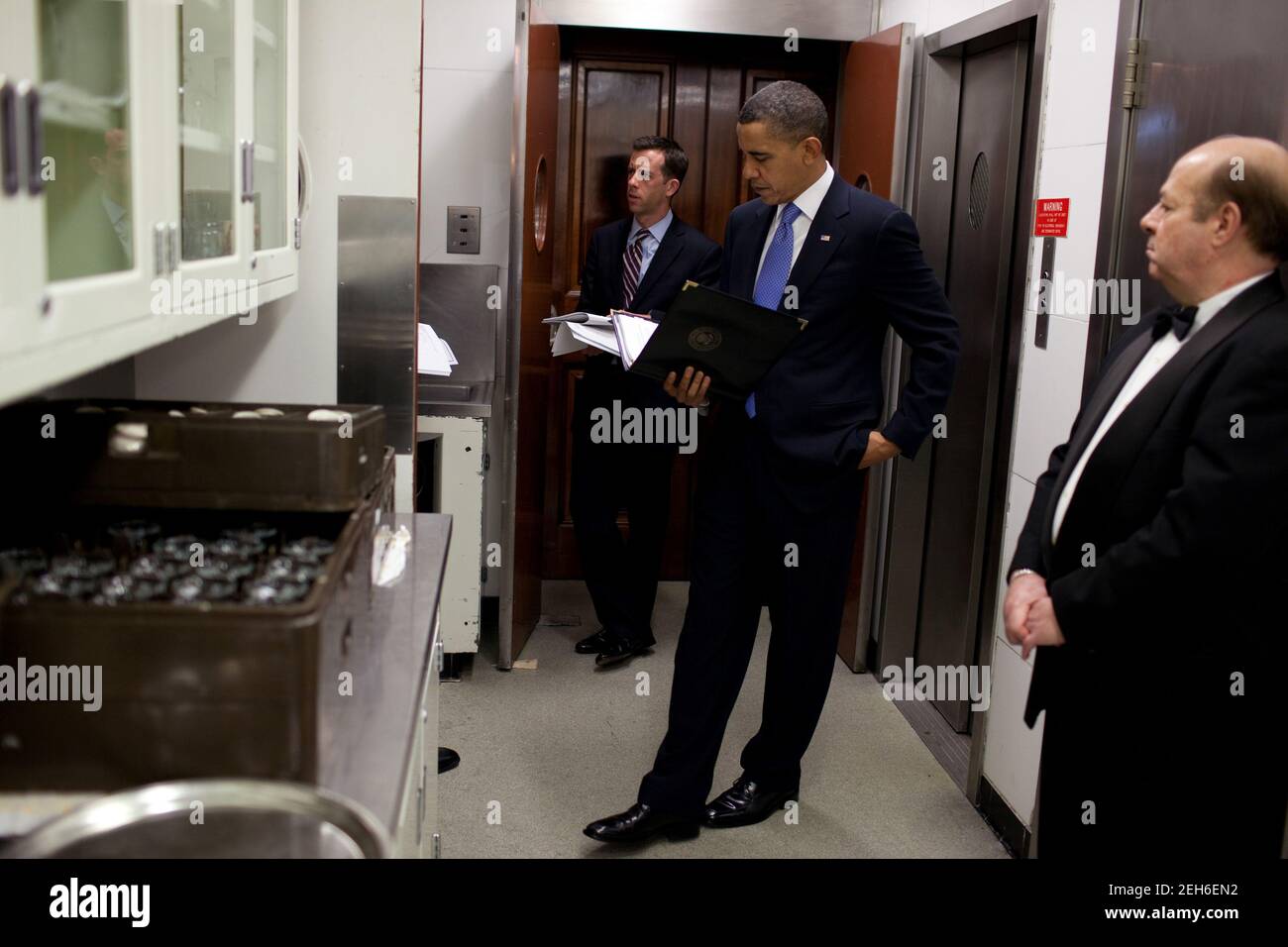 Il presidente Barack Obama attende nel Pantry dei Butlers prima di essere introdotto durante la riunione dell'associazione dei governatori nazionali alla Casa Bianca, 22 febbraio 2010. Foto Stock