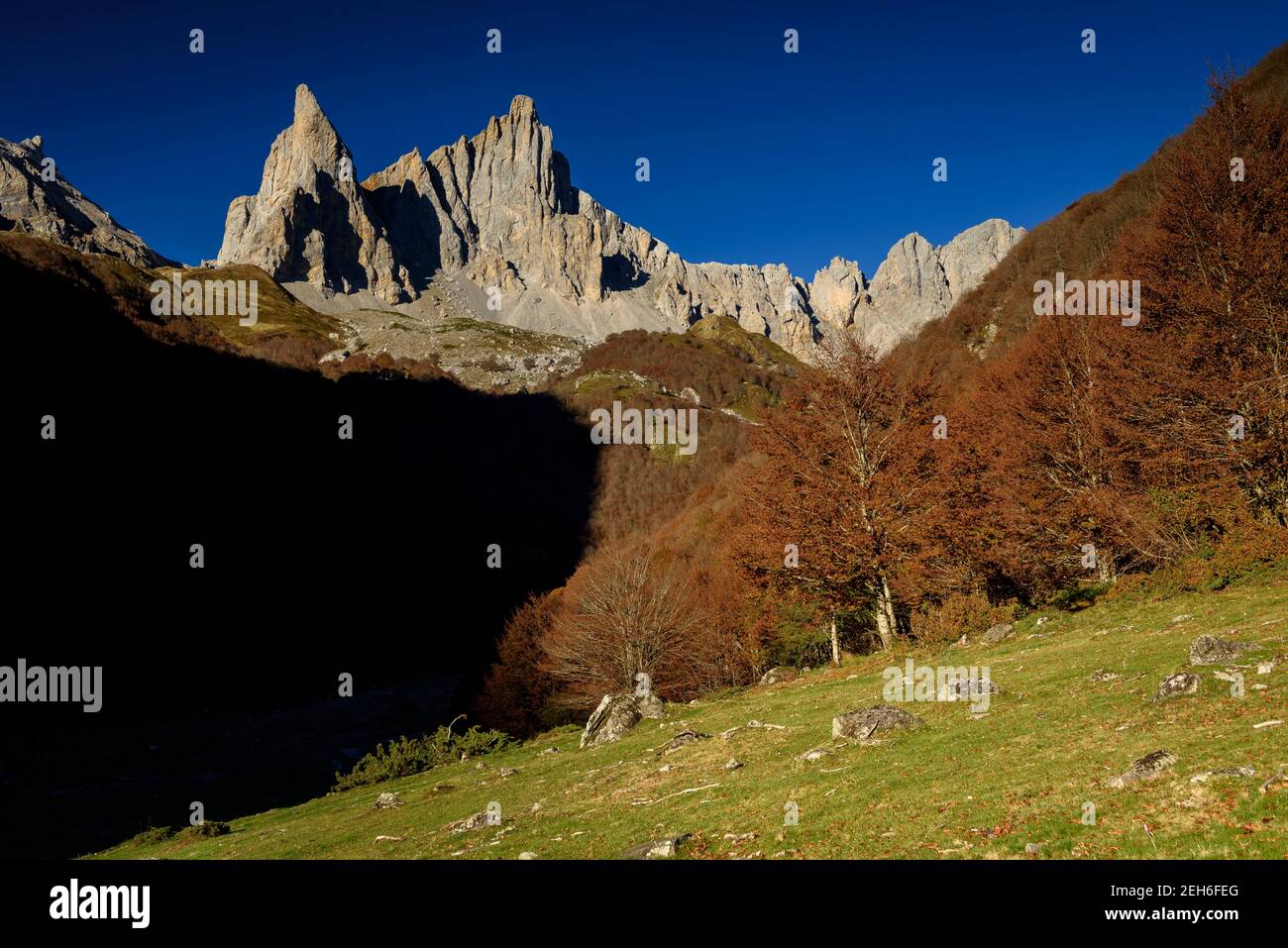 Alba autunnale ad Aiguilles d'Ansàbere nel Cirque de Lescun (Valle d'Aspe, Pirenei Atlantici, Francia) Foto Stock