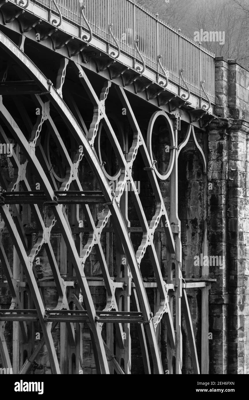 TELFORD, Regno Unito - 18 febbraio 2013. Particolare di ferro sul ponte di ferro, il primo ponte ad arco in ghisa costruito nella rivoluzione industriale. Ironbridge Foto Stock