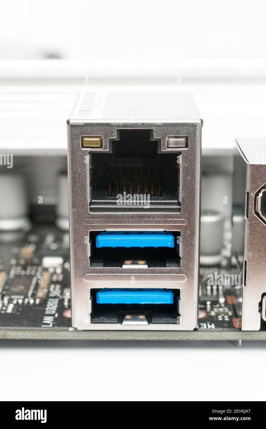 Porte USB 3.2 di tipo a e LAN sulla scheda madre di un computer su sfondo bianco Foto Stock