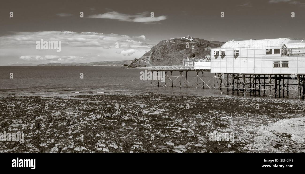 Il Royal Pier Aberystwyth nel Galles occidentale ha aperto nel 1865 e era originariamente lungo 794 piedi, ma ora è molto più corto a causa di danni causati da tempeste e ora è appena sotto Foto Stock