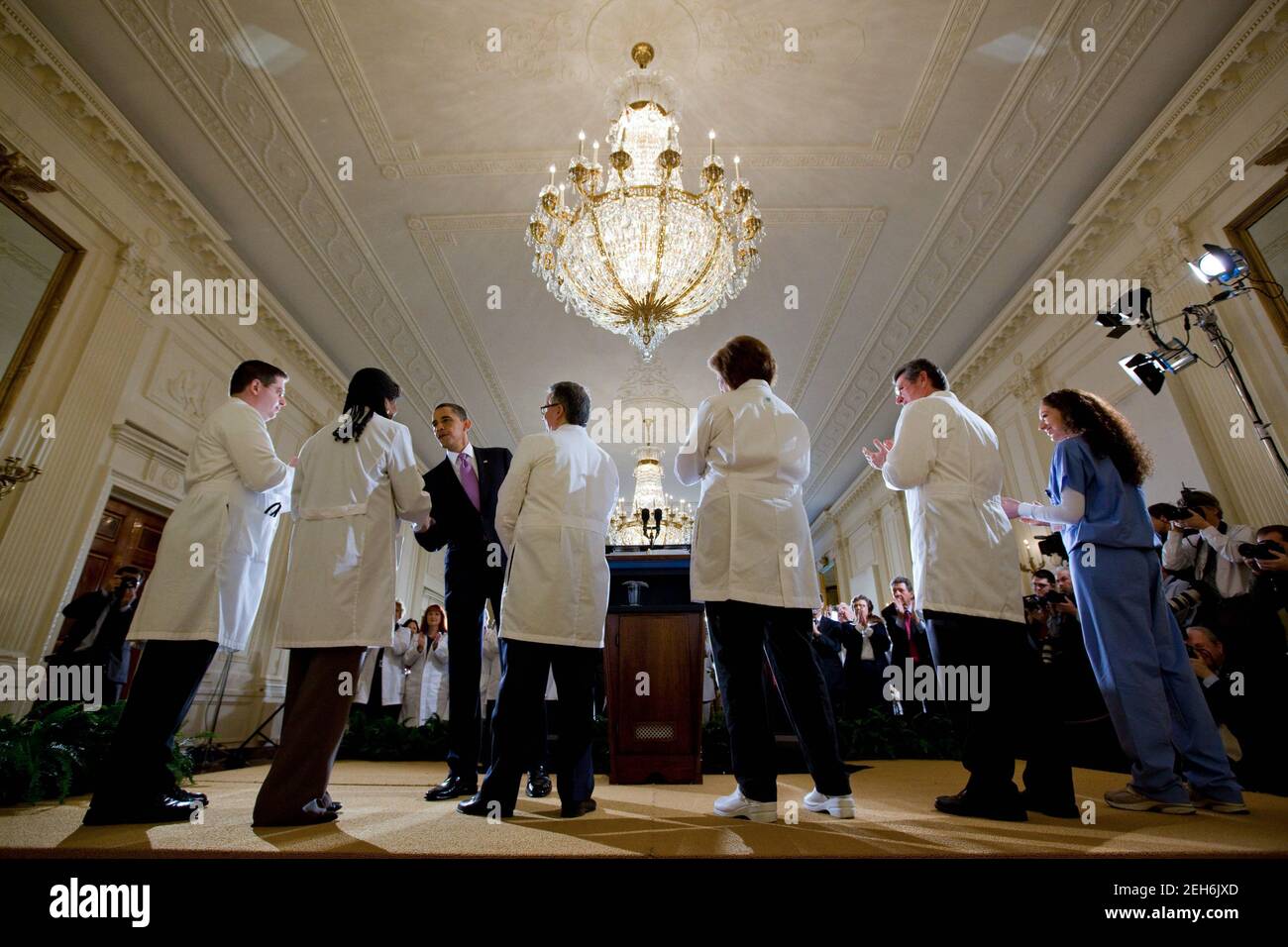 Il presidente Barack Obama saluta medici e infermieri in seguito alle sue osservazioni sulla riforma sanitaria nella Sala Est della Casa Bianca, il 3 marzo 2010. Foto Stock