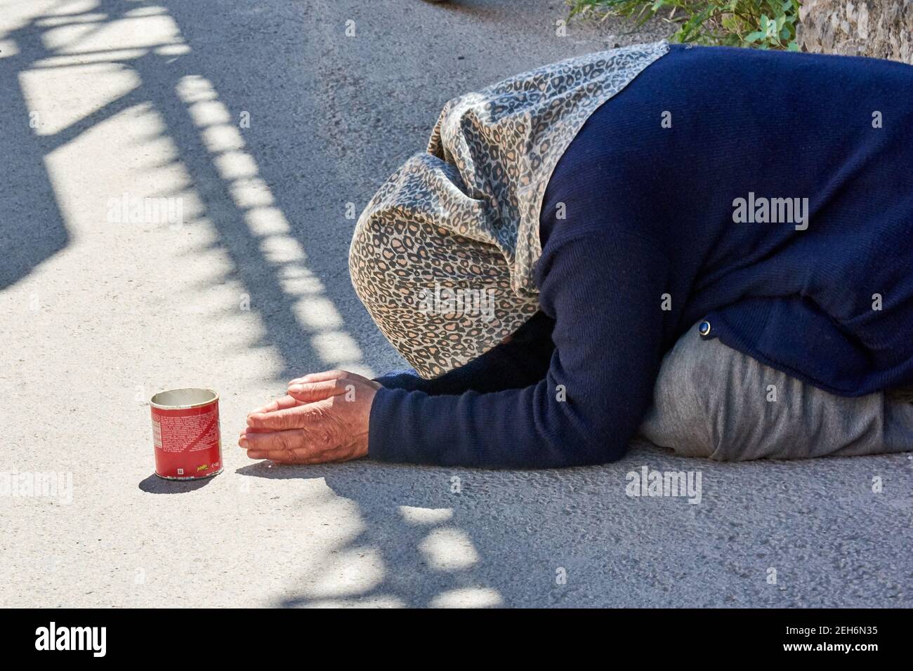 17 MAGGIO 2017 - ROMA, ITALIA: Vecchia donna mendicante e senza dimora che chiede denaro per strada a pochi metri dal Colosseo. Foto Stock