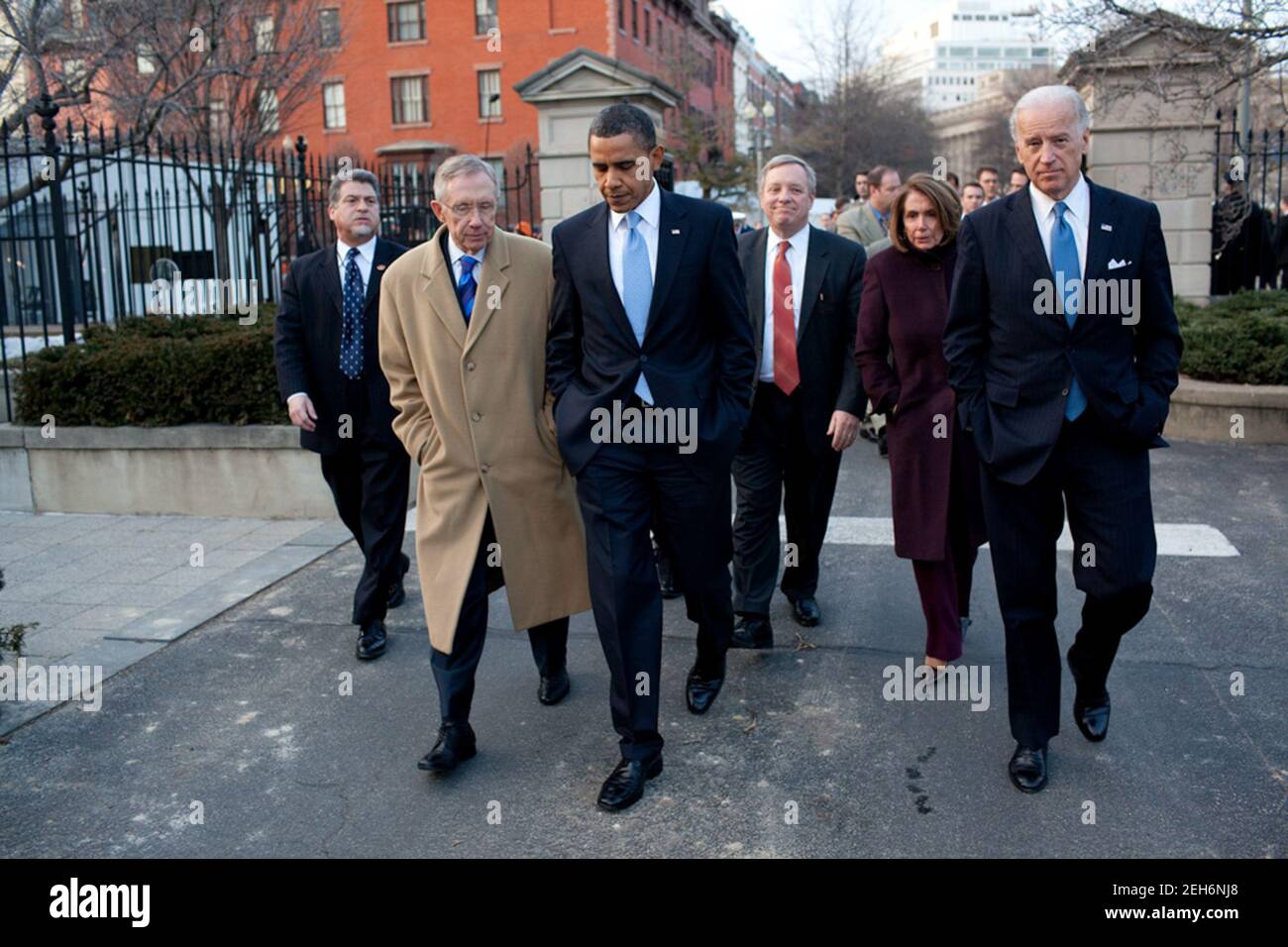 Il presidente Barack Obama va da Blair House alla Casa Bianca dopo l'incontro bipartisan sulla riforma dell'assicurazione sanitaria, 25 febbraio 2010. È accompagnato dal Sen. Harry Reid, D-Never., dal Presidente della Camera Nancy Pelosi, e dal Sen. Richard Durbin, D-Ill. Foto Stock