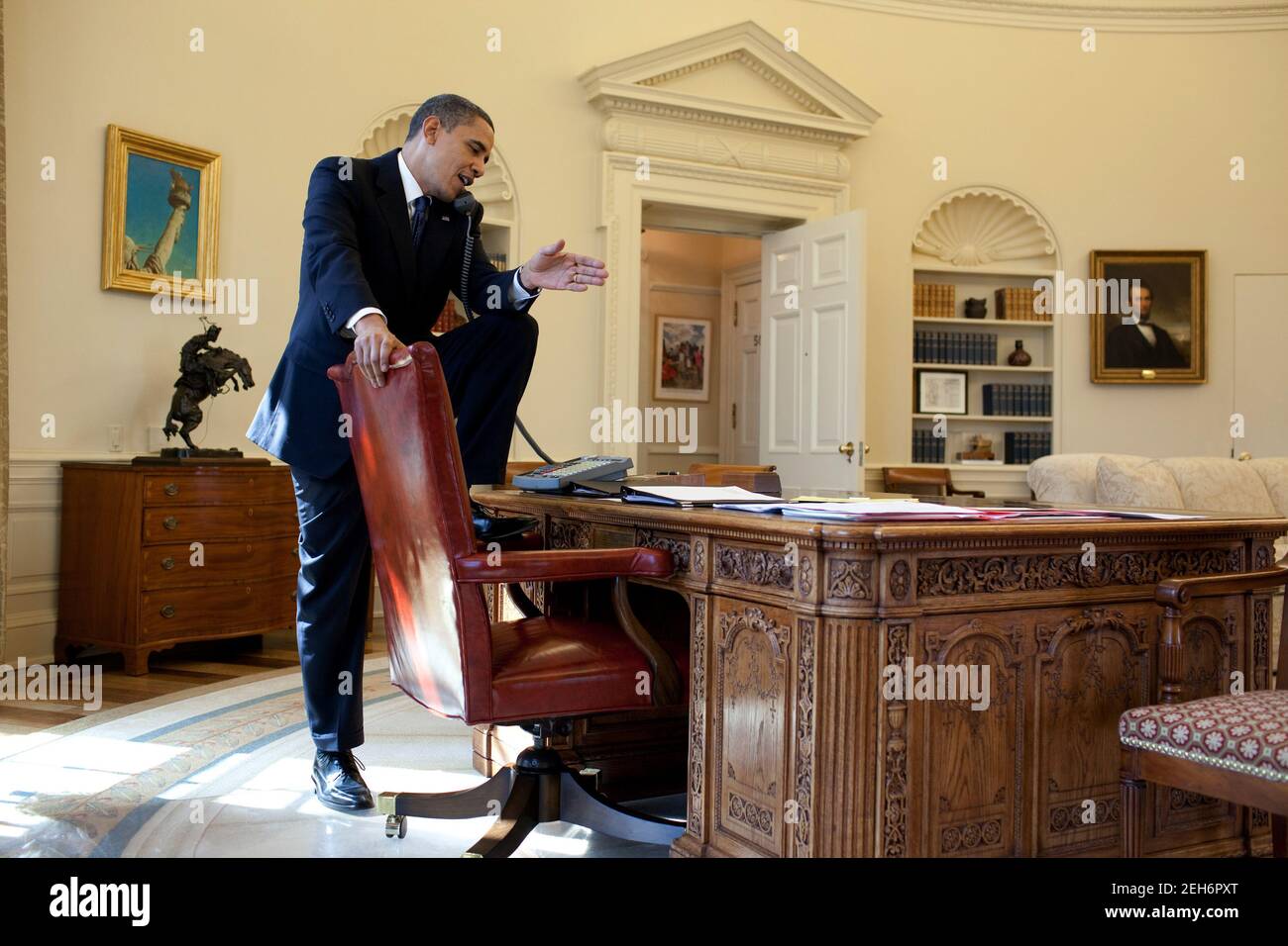 Il presidente Barack Obama chiama un membro del Congresso per discutere la riforma sanitaria in Oval Office, 19 marzo 2010. Foto Stock