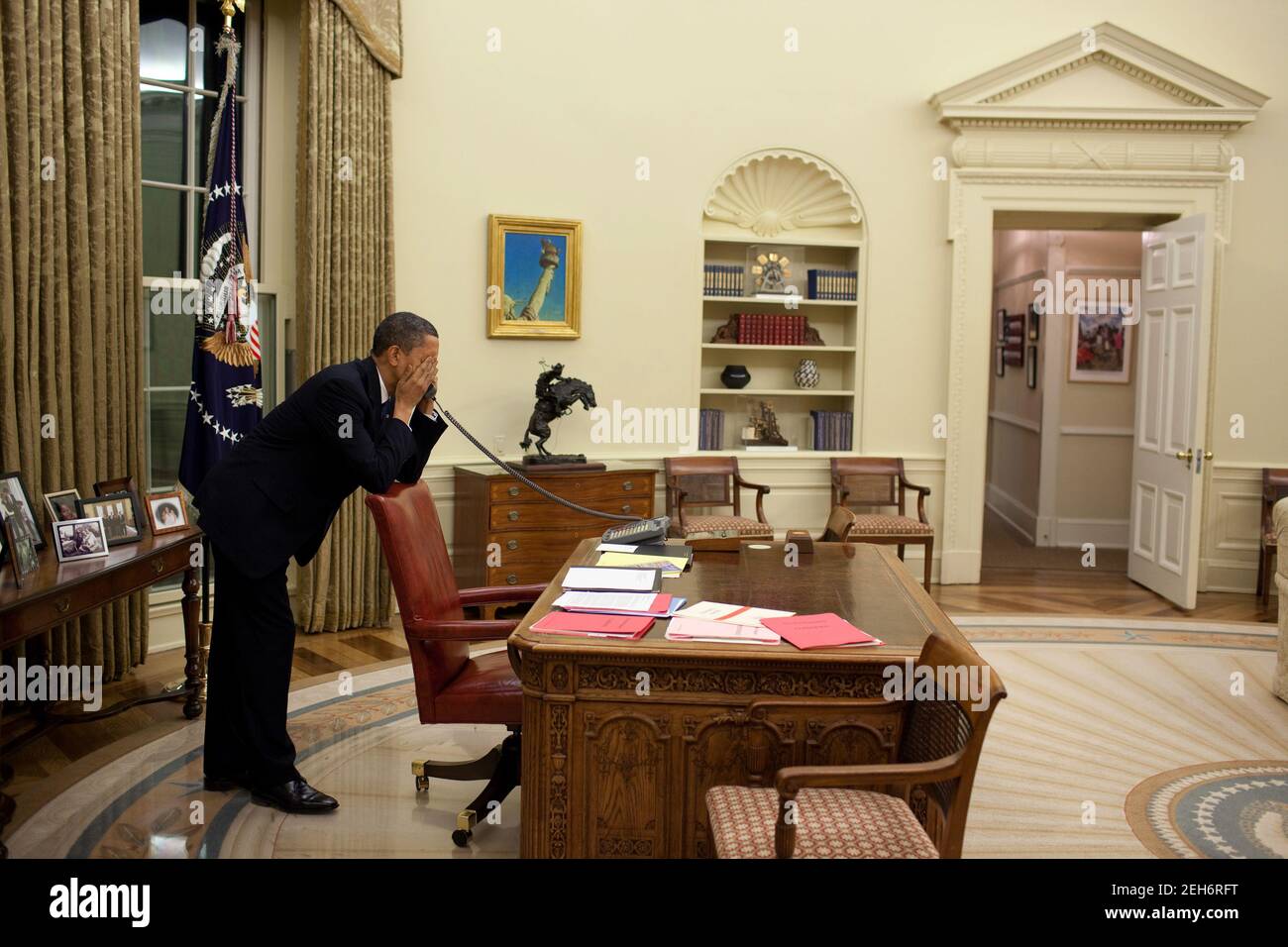 Il presidente Barack Obama chiama un membro del Congresso per discutere la riforma sanitaria in Oval Office, 19 marzo 2010. Foto Stock