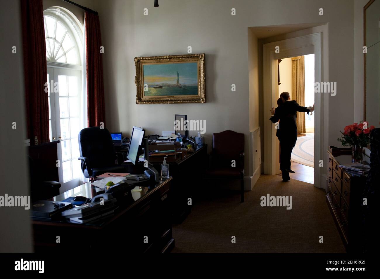 Katie Johnson, segretario personale del presidente Barack Obama, si appoggia all'Ufficio ovale per avvisare il presidente di una telefonata in arrivo, 20 marzo 2010. Foto Stock