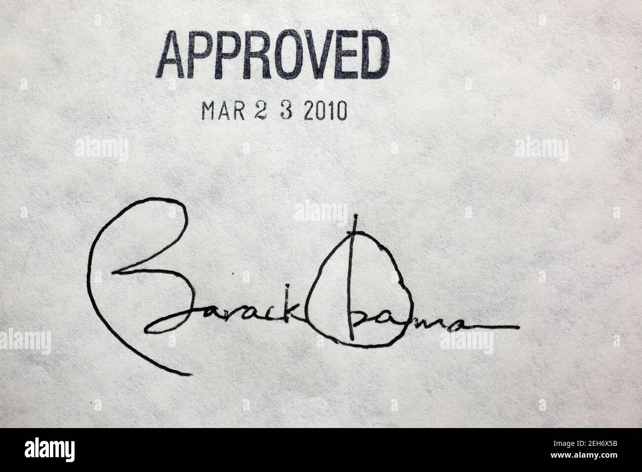 23 marzo 2010 'dopo che il presidente ha firmato il disegno di legge di riforma dell'assicurazione sanitaria, Robert Gibbs mi ha chiesto se avrei potuto fare una fotografia ravvicinata della firma del presidente. Il Presidente ha firmato il disegno di legge con 22 penne diverse." Foto Stock