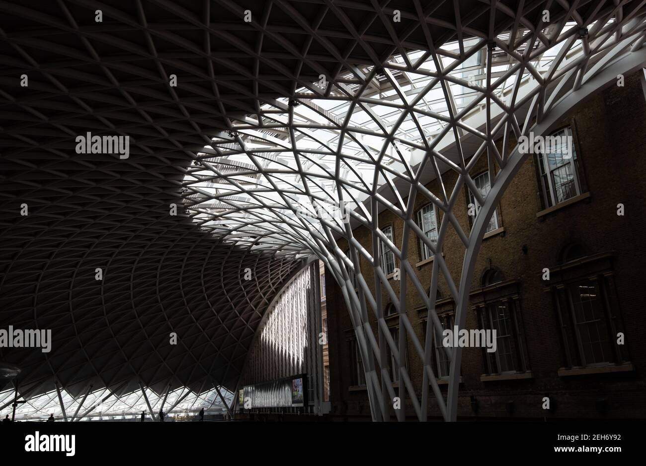 Il moderno tetto dell'edificio principale della Stazione di Kings Cross St Pancras. Foto Stock