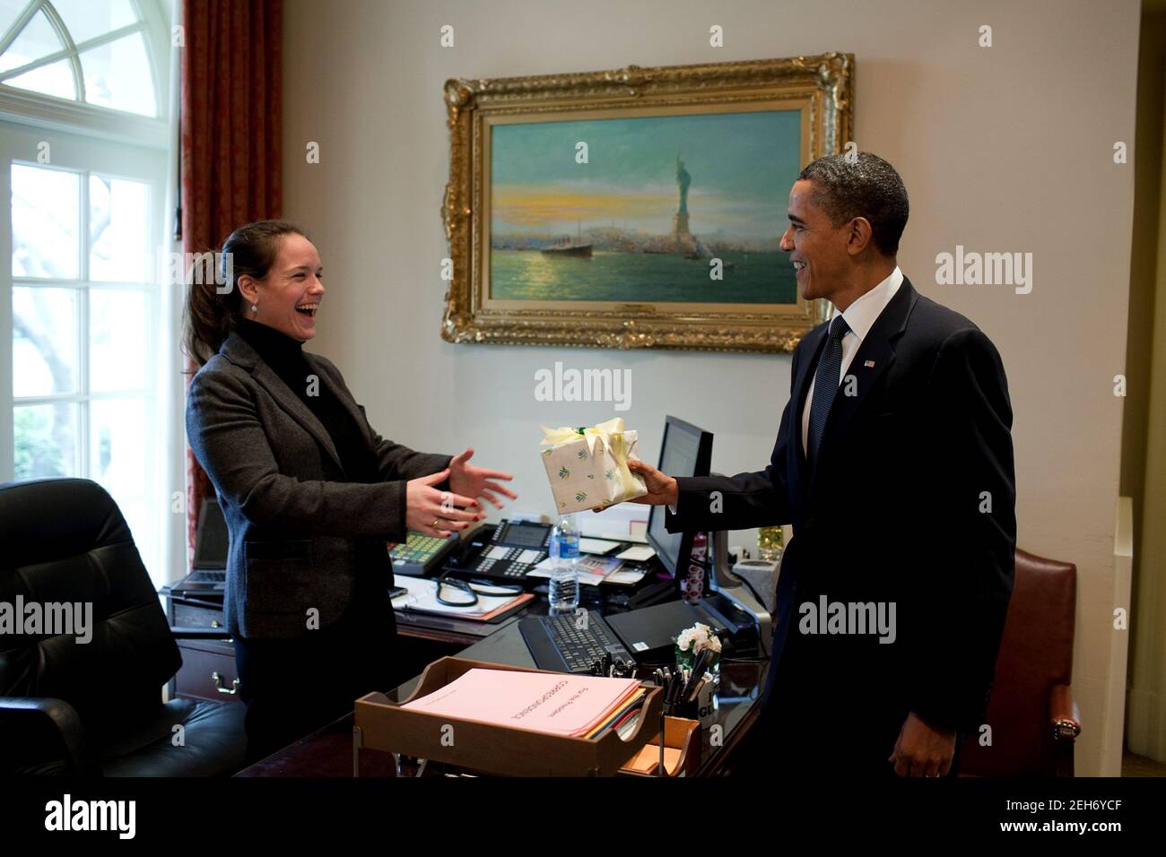 Il presidente Barack Obama sorprende la segretaria personale Katie Johnson con un regalo di compleanno nell'ufficio ovale esterno, 26 marzo 2010. Foto Stock