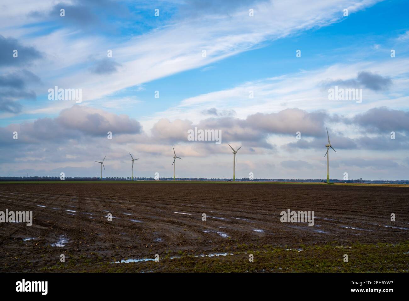 Paesaggio panoramico con moderni mulini a vento Foto Stock