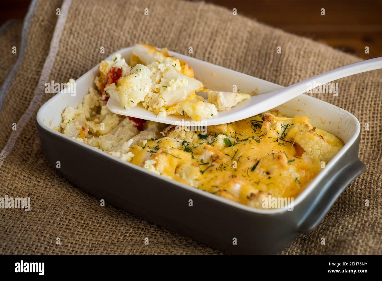 cavolfiore al forno con filetto di pollo e verdure condite con formaggio in uno stampo di ceramica Foto Stock