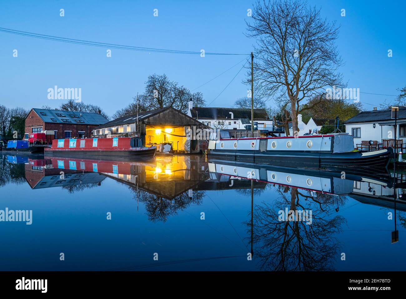 Canale barca secca molo per narrowboat ormeggiato riparazioni di notte Illuminato e illuminato riflettendo su lunga esposizione fiume STILL Trent Water Grand Union Foto Stock