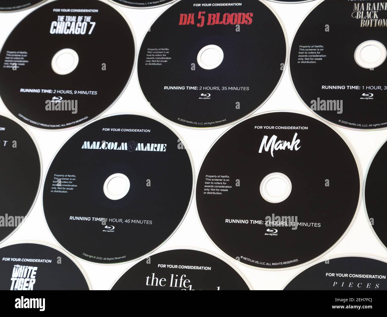 Hollywood, CA - 18 febbraio 2021: Gli screener di film di Netflix DVD che mostrano PER LA VOSTRA CONSIDERAZIONE (FYC) sono mostrati durante la stagione dei premi di intrattenimento. Foto Stock
