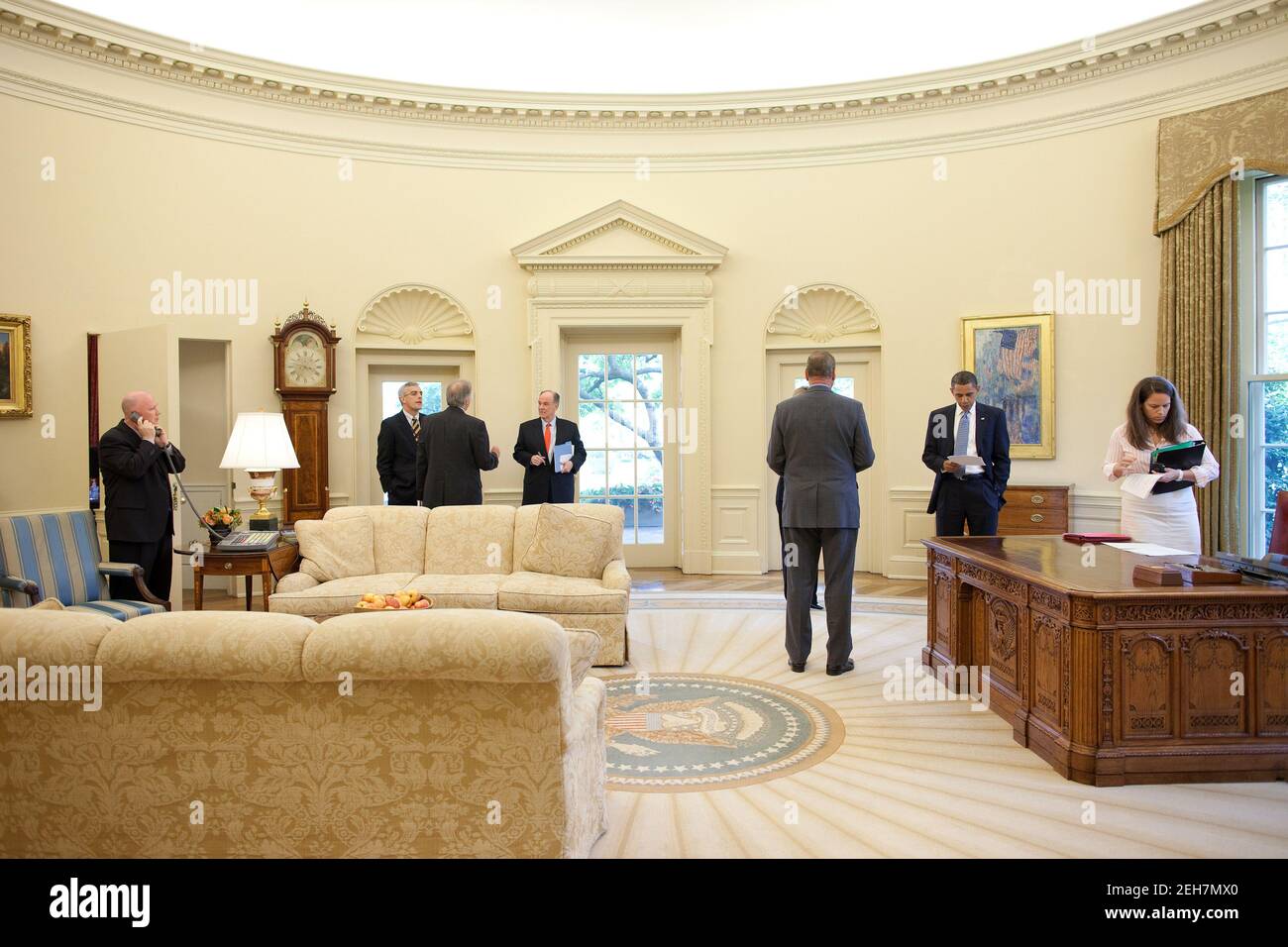 Il presidente Barack Obama incontra i consulenti prima di una telefonata con il primo ministro turco Recep Tayyip Erdogan, presso l'Ufficio ovale, il 1° giugno 2010. Nella foto, da sinistra, sono Jeffrey Harley, direttore senior della White House Situation Room, Denis McDonough, capo del personale del National Security Council, Dennis Ross, direttore senior della regione centrale, Tom Donilon, vice consulente nazionale per la sicurezza, Liz Sherwood-Randall, direttore senior della NSC per gli affari europei, consulente nazionale per la sicurezza Gen. James Jones, E Katie Johnson, segretario personale del presidente. Foto Stock