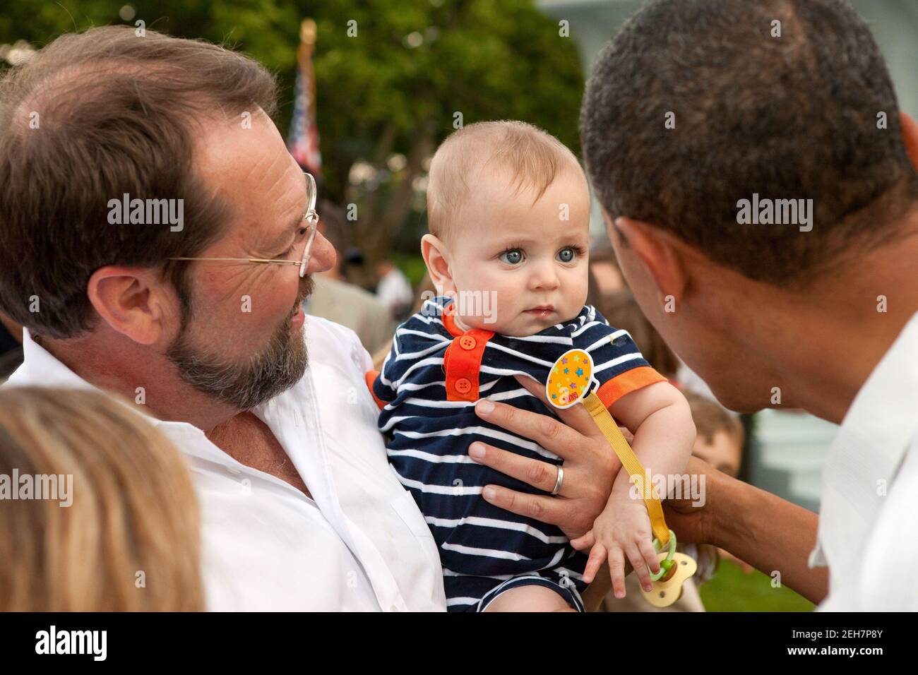 Il presidente Barack Obama accoglie gli ospiti al picnic del Congresso sul prato sud della Casa Bianca, l'8 giugno 2010. Foto Stock