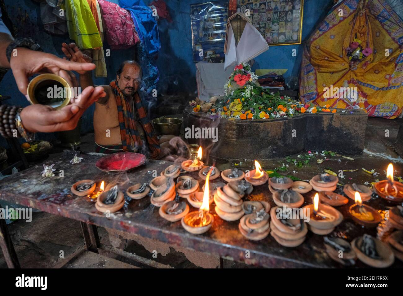 Bhubaneswar, India - 2021 febbraio: Un uomo che fa un'offerta al tempio di Rameshwar l'8 febbraio 2021 a Bhubaneswar, Odisha, India. Foto Stock