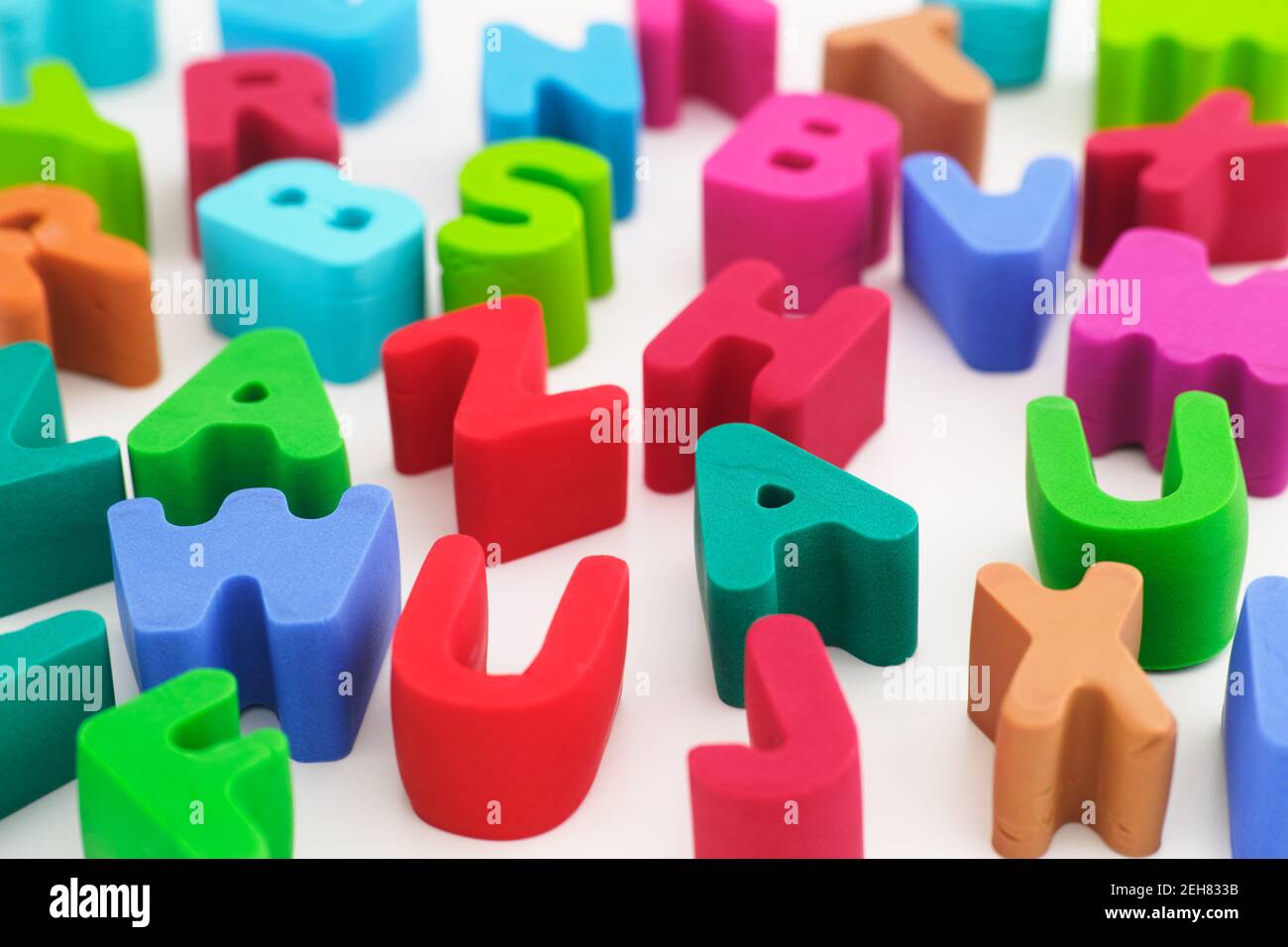 Lettere di argilla di polimero sparse su un tavolo. Primo piano. Foto Stock