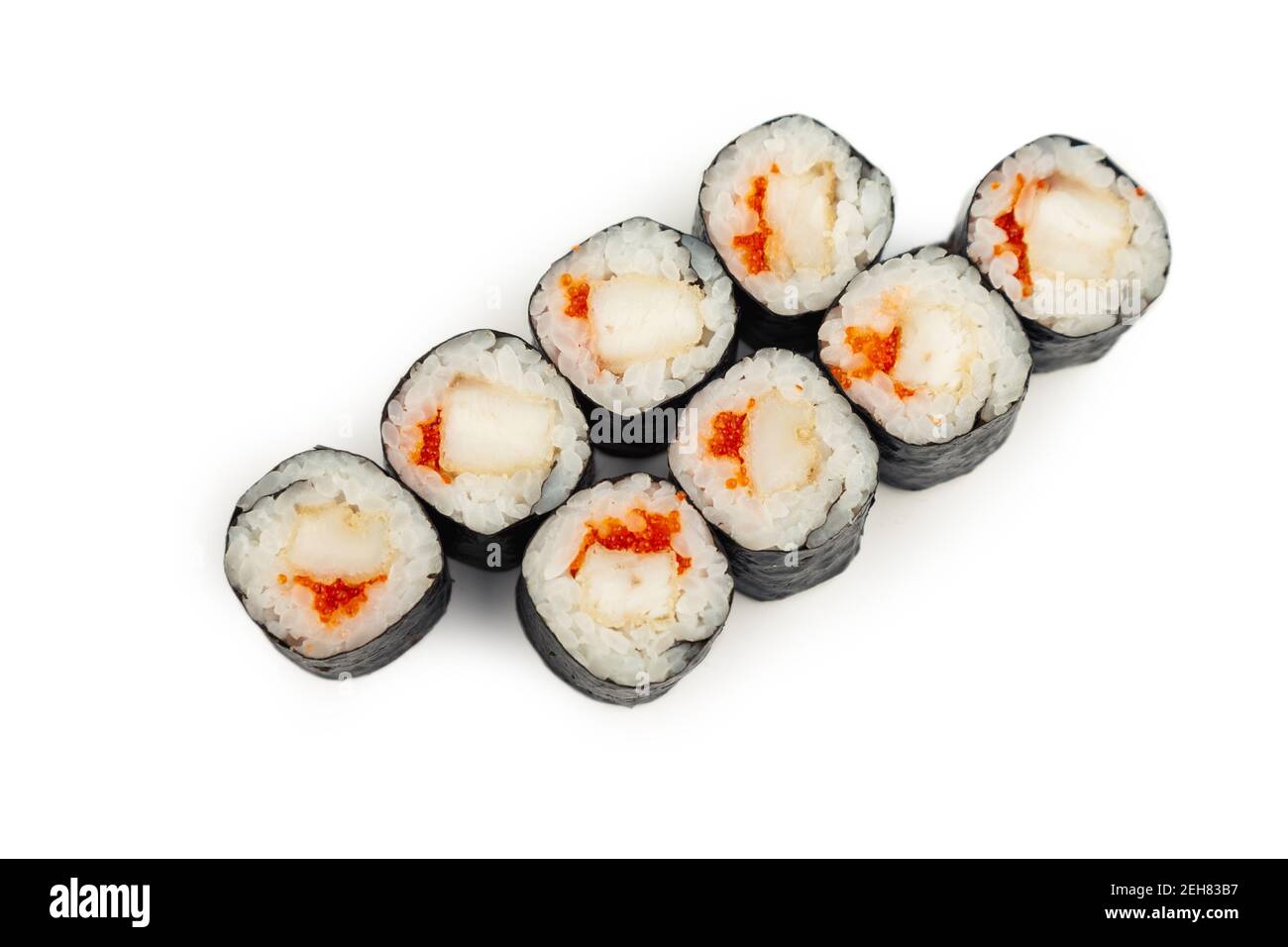 Mini rotolo di sushi con branzino fritto su un piatto bianco, ingredienti branzino fritto, roe di pesce volante, riso, nori. Cucina tradizionale giapponese. Per il menu del ristorante Foto Stock