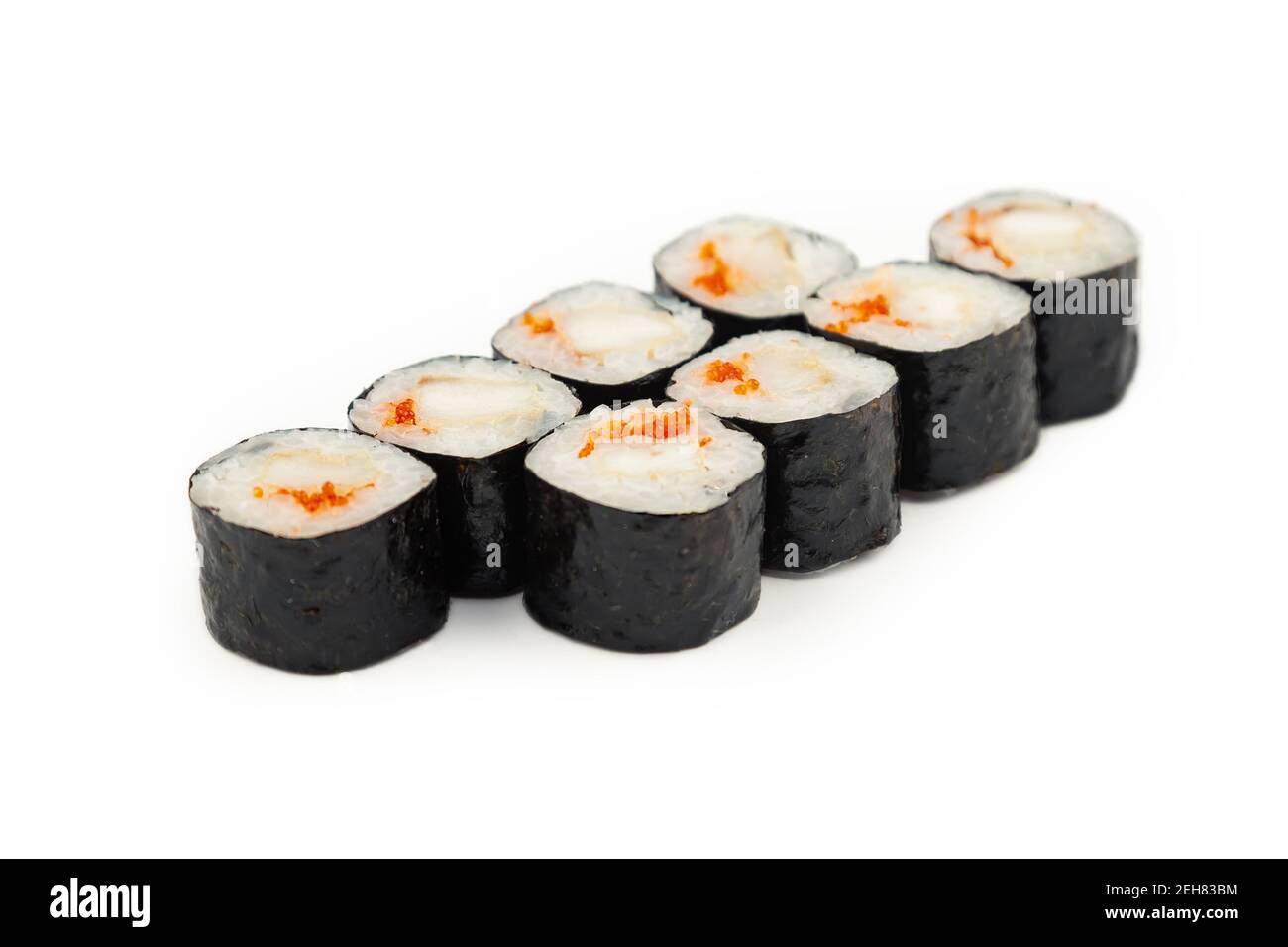 Mini rotolo di sushi con branzino fritto su un piatto bianco, ingredienti branzino fritto, roe di pesce volante, riso, nori. Cucina tradizionale giapponese. Per il ristorante Foto Stock