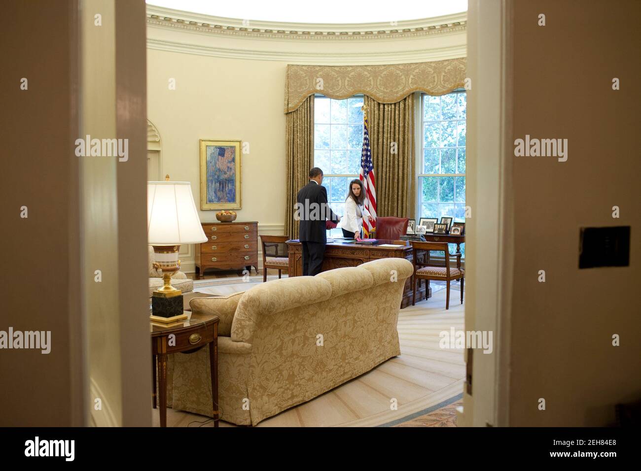 Il Presidente Barack Obama e il Segretario personale Katie Johnson lavorano nell'Ufficio ovale, 6 luglio 2010. Foto Stock
