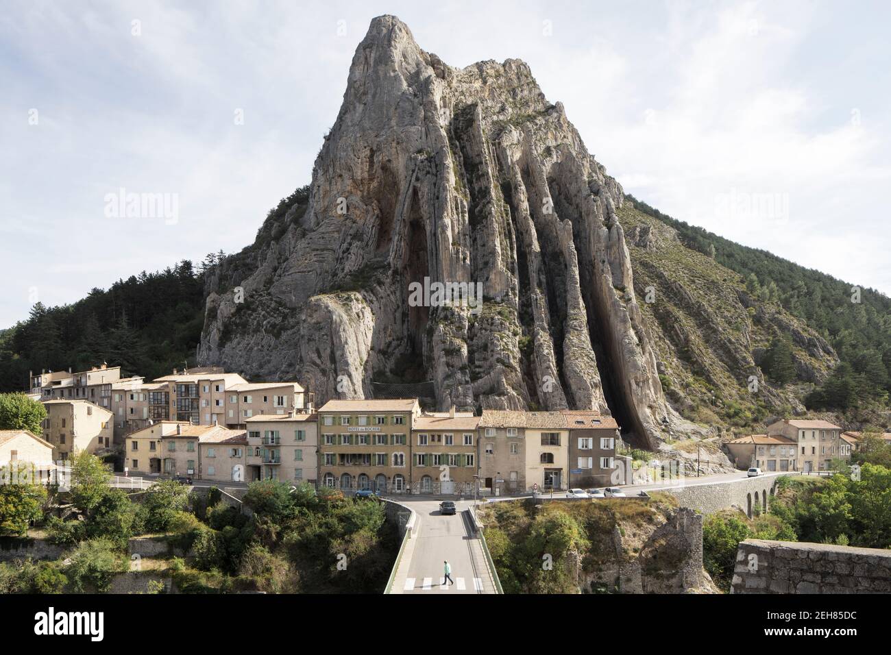 Vista sulla montagna Sisteron in una giornata di sole Foto Stock