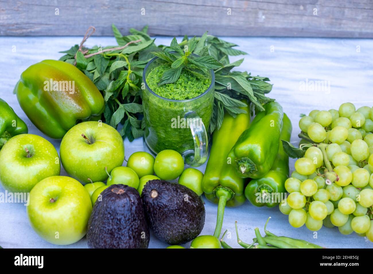 Diversi tipi di verdure e frutta con frullato sano Foto Stock