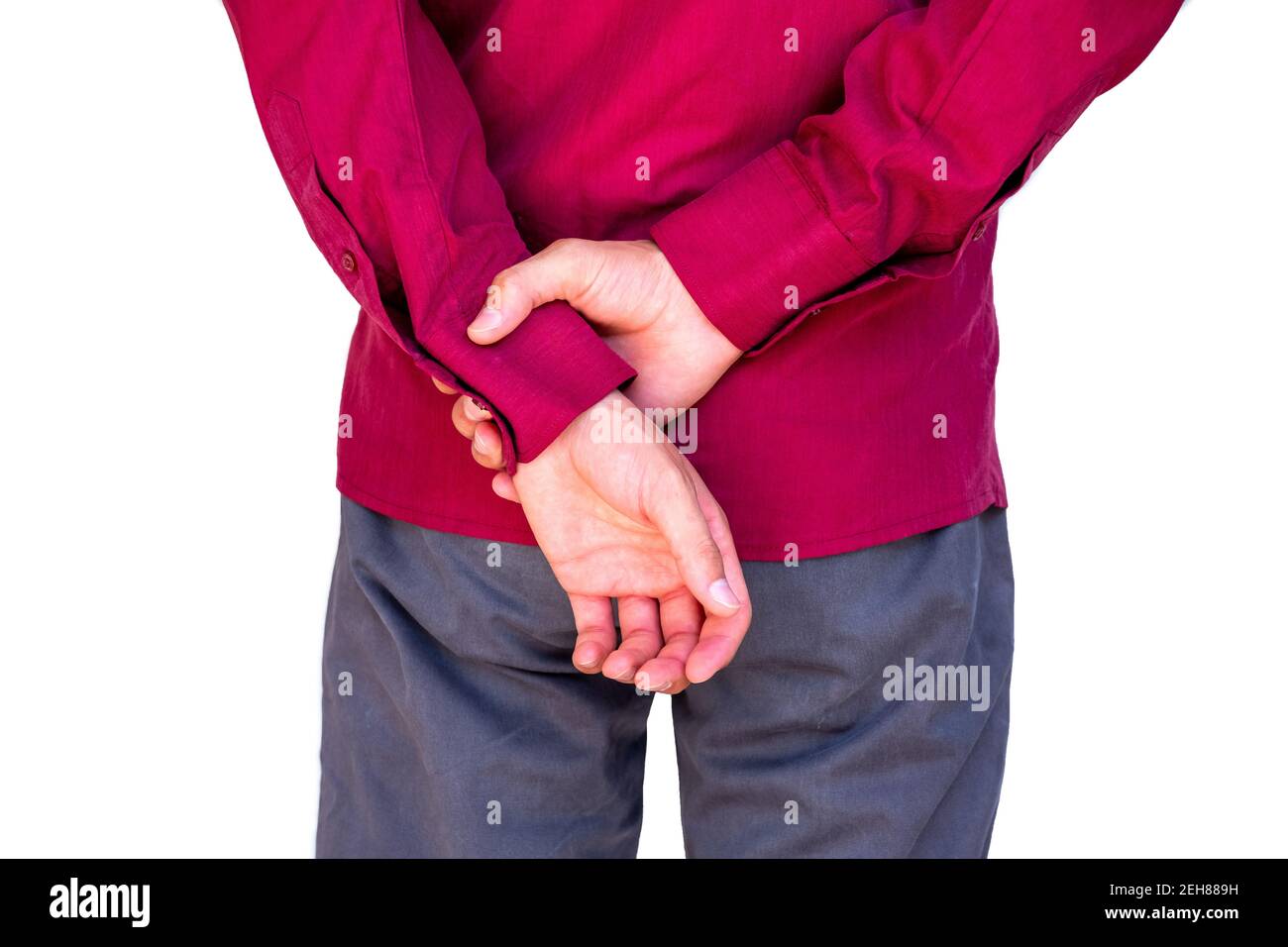 Ragazzo arabo vista posteriore con camicia rossa Foto Stock