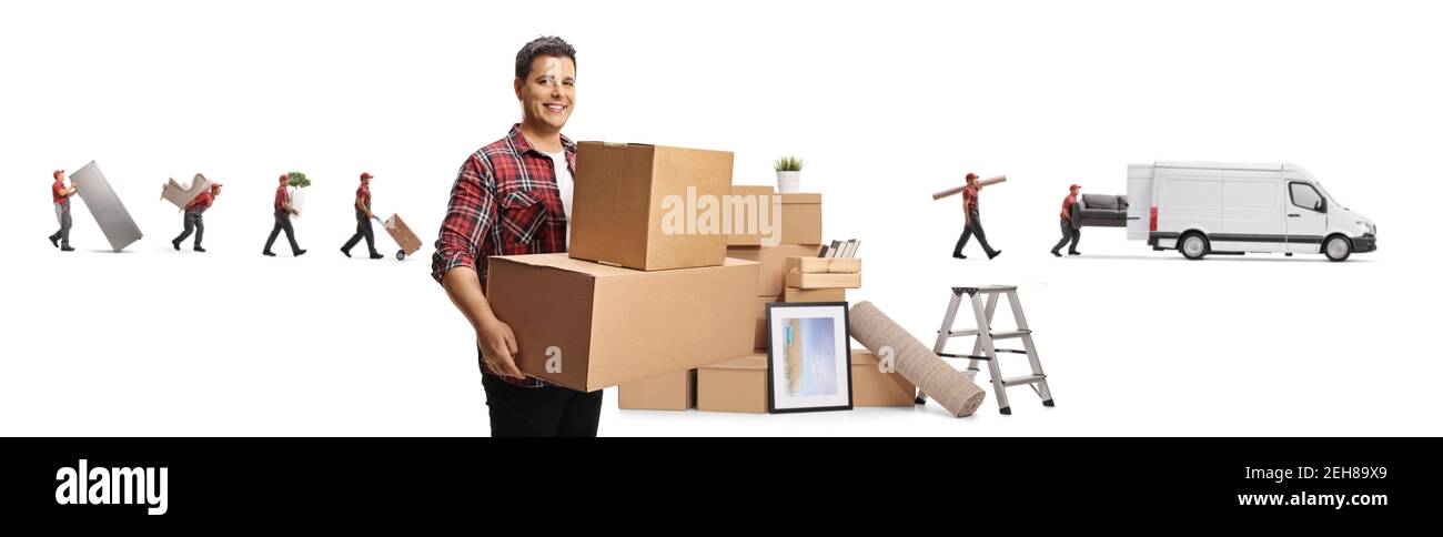 Uomo sorridente che trasporta le scatole ed i lavoratori che caricano gli articoli domestici dentro un furgone isolato su sfondo bianco Foto Stock