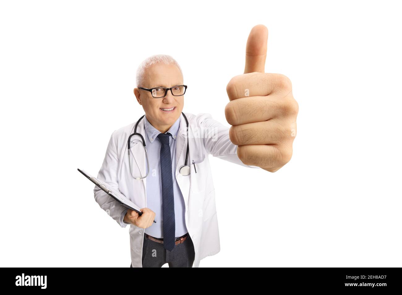 Medico maturo che mostra un pollice su segno isolato su bianco sfondo Foto Stock