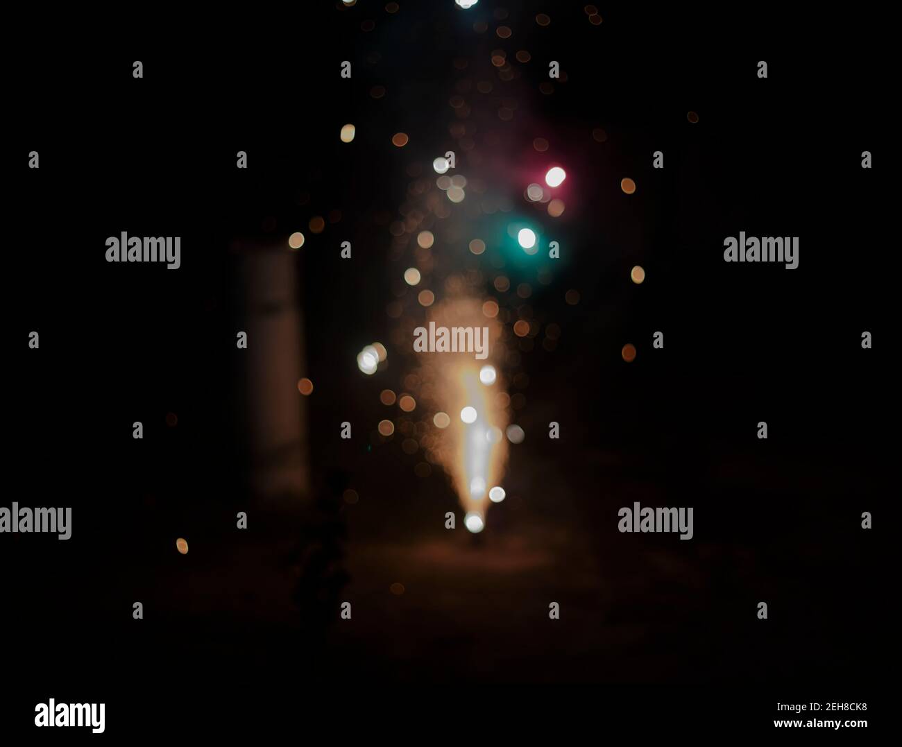 Scintille deboli dal fuoco davanti al nero sfondi Foto Stock