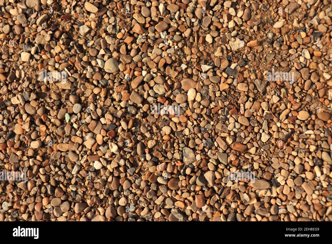 ciottoli a terra, ciottoli marroni sulla spiaggia Foto Stock