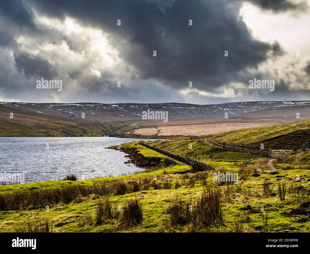 Angram Reservoir e Great Whernside. Yorkshire Dales Foto Stock