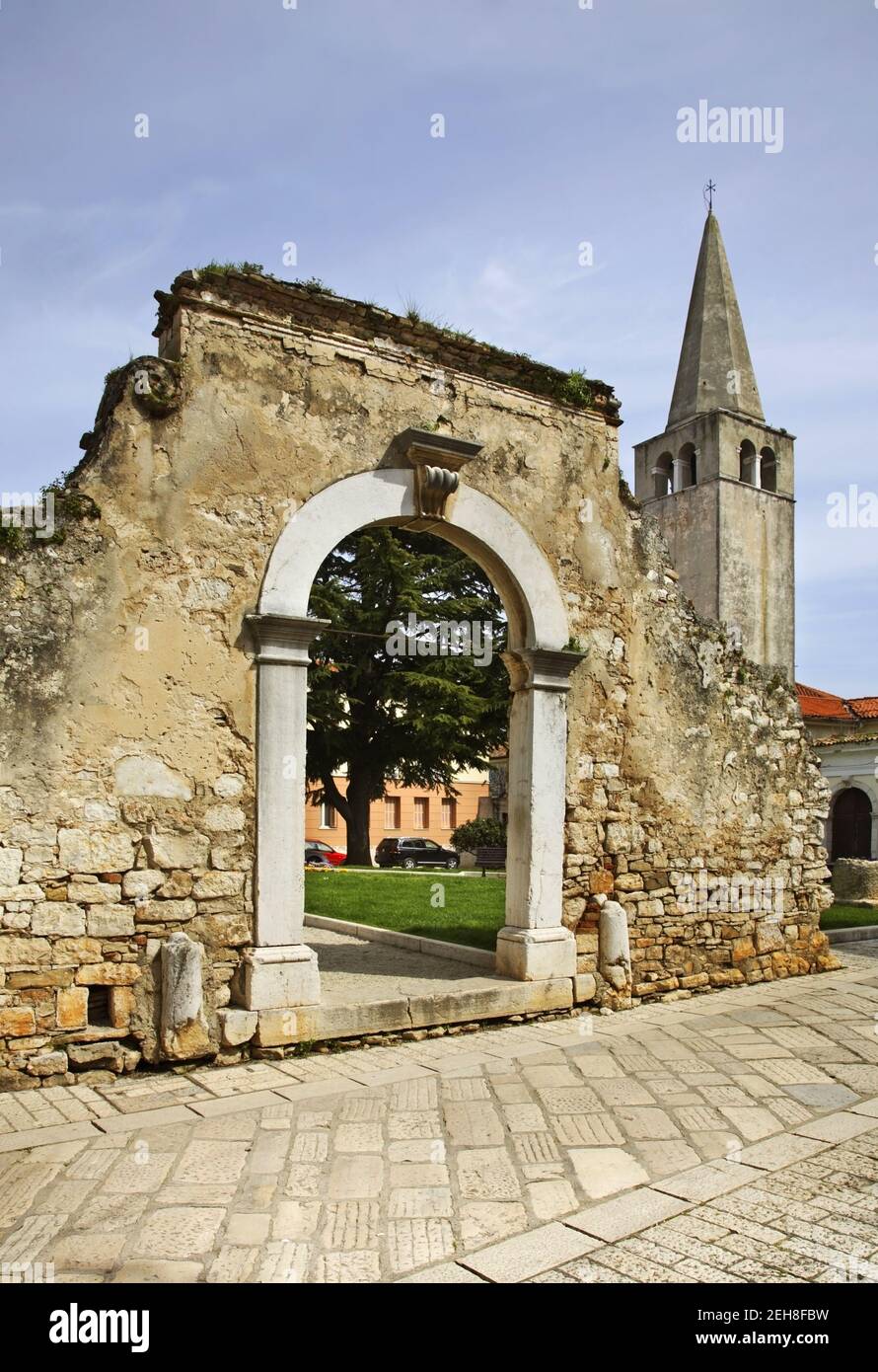 Antica porta romana e Basilica Eufrasiana - Basilica Cattedrale dell'Assunzione di Maria a Porec. Croazia Foto Stock