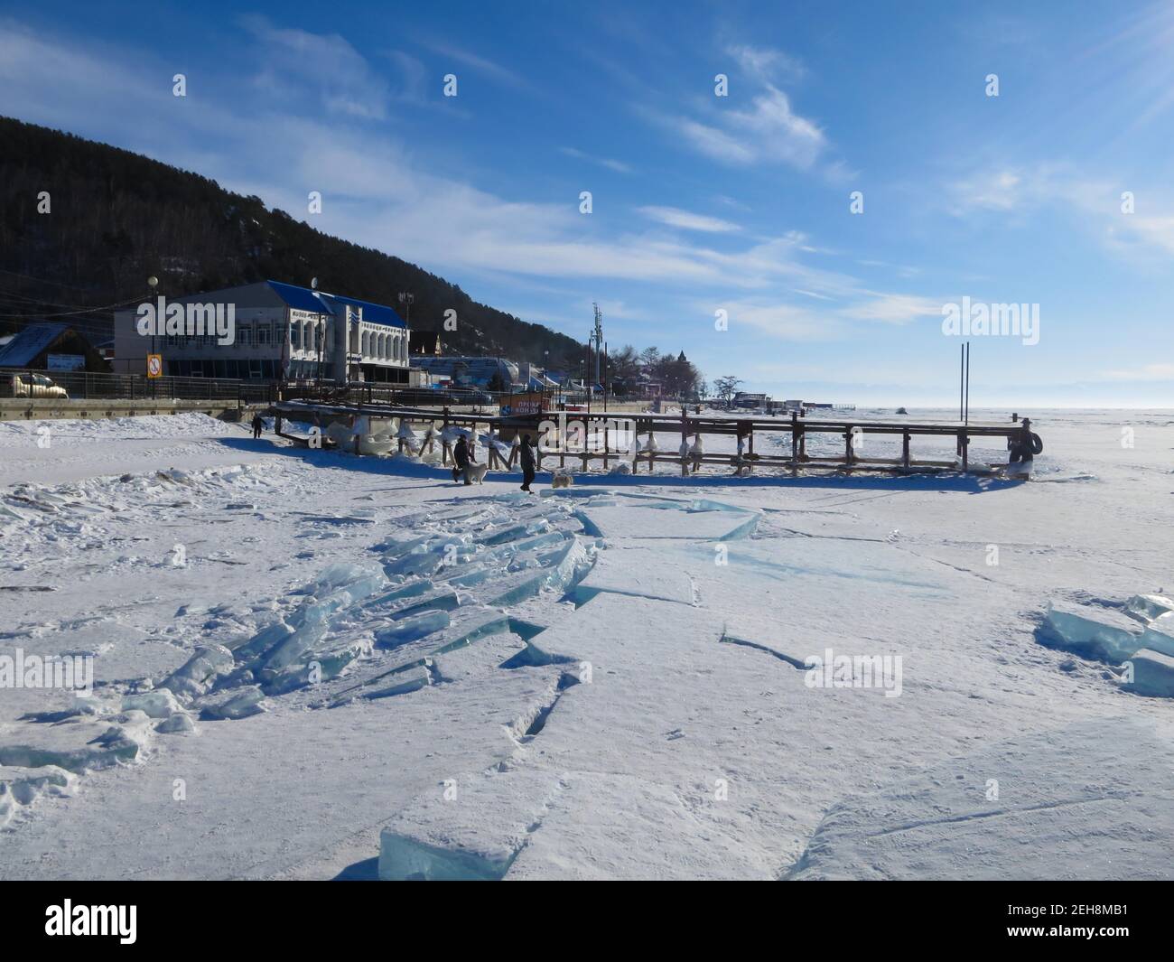 Lago Baikal in inverno in una giornata di sole chiaro 2021 Foto Stock