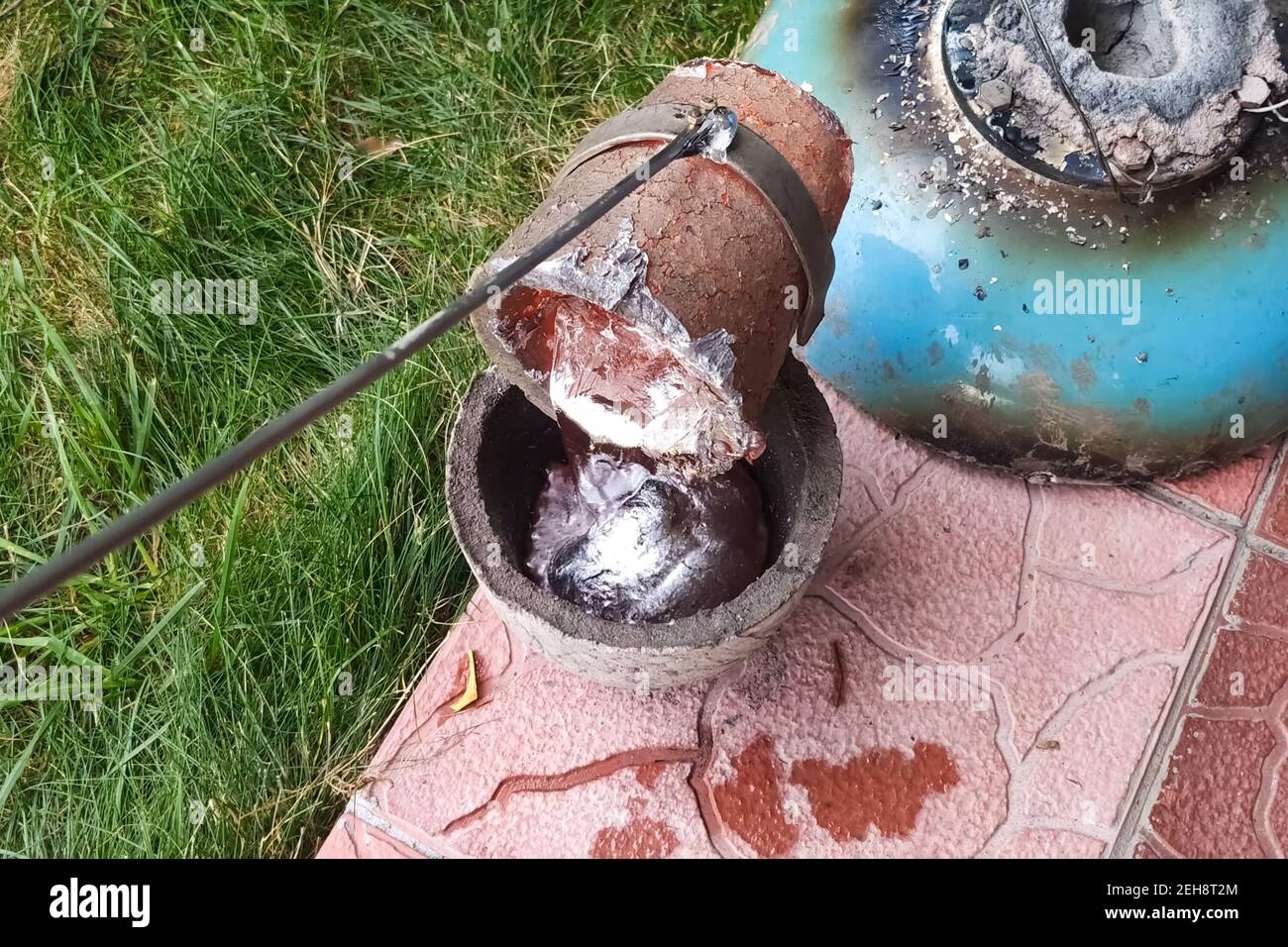 Metallo fuso in una tazza ignifuga prelevata dal forno. Fondere il rame a  casa Foto stock - Alamy