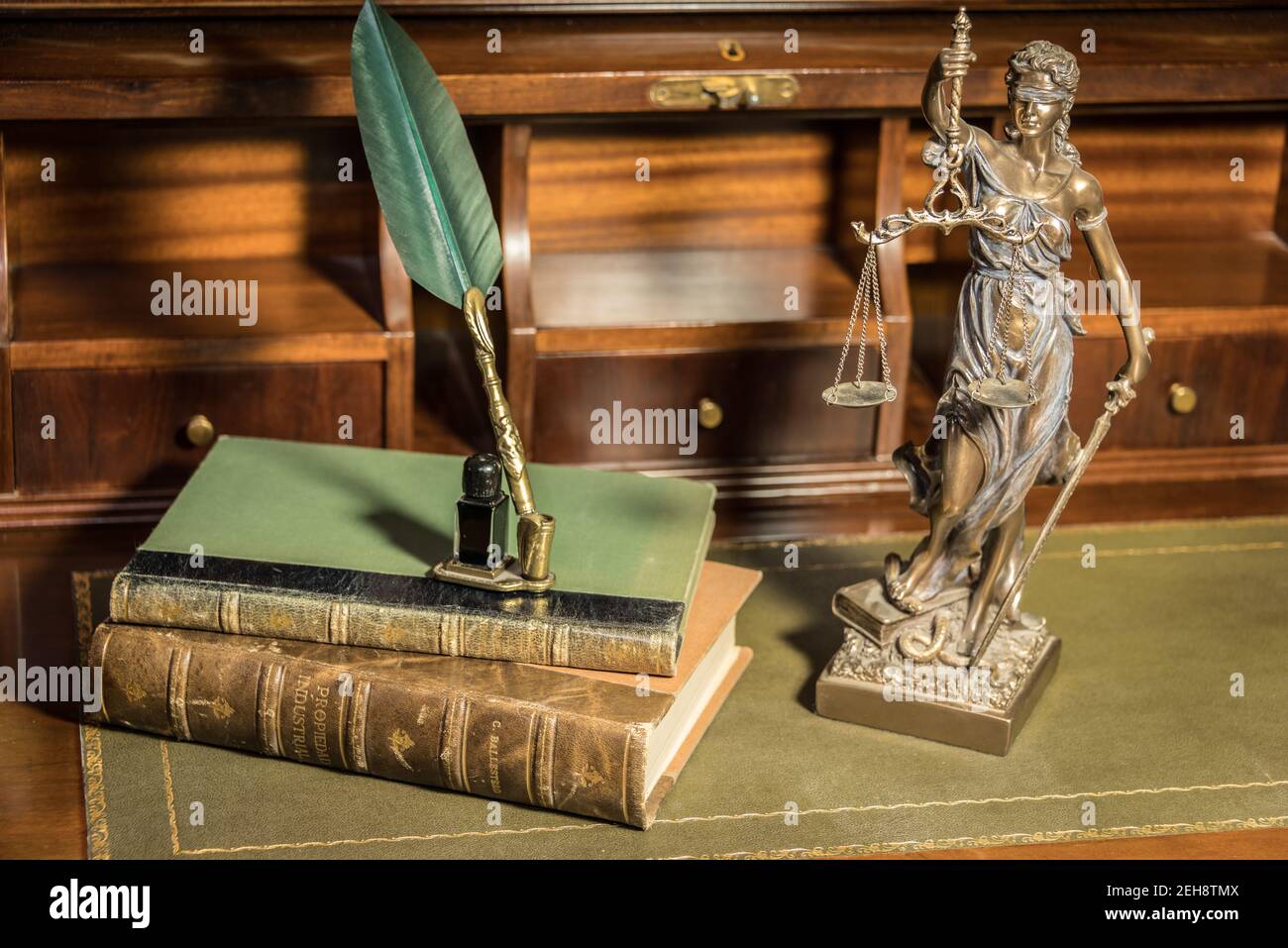 statua di giustizia con closeup non focalizzato Foto Stock