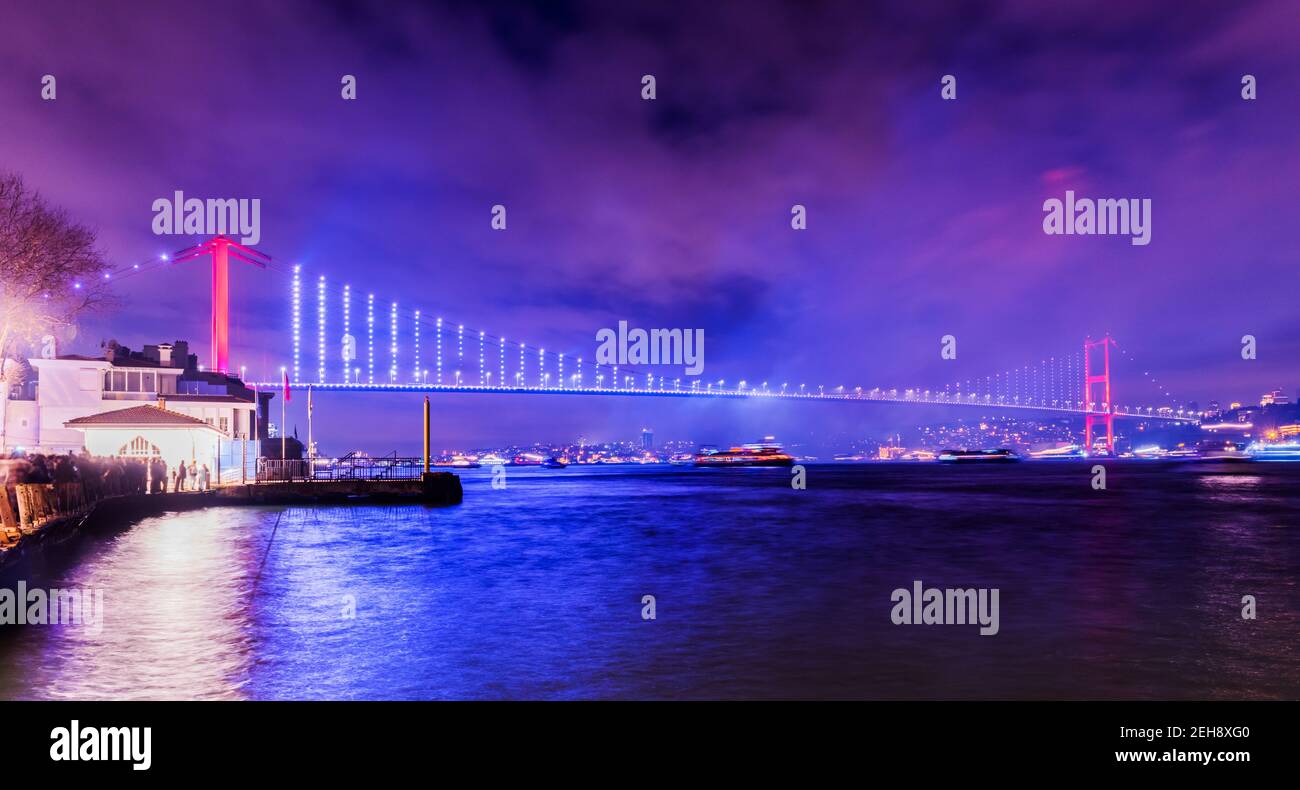 Istanbul Bosphorus Bridge di notte. 15th Luglio Martyrs Bridge. Istanbul / Turchia. Foto Stock