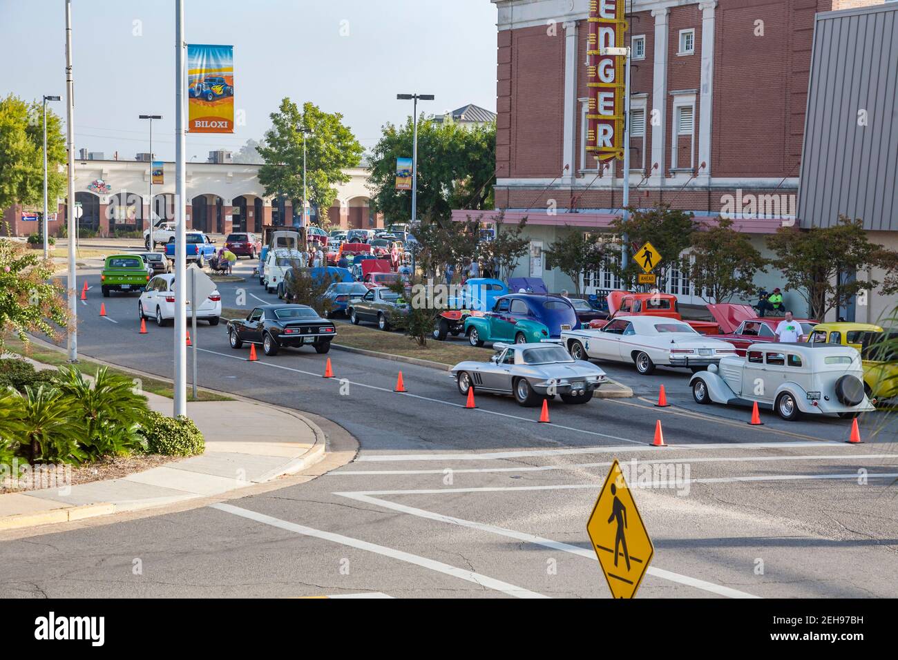 Le auto classiche costeggiano le strade del centro di Biloxi, Mississippi, durante l'evento annuale Cruisin' the Coast. Foto Stock