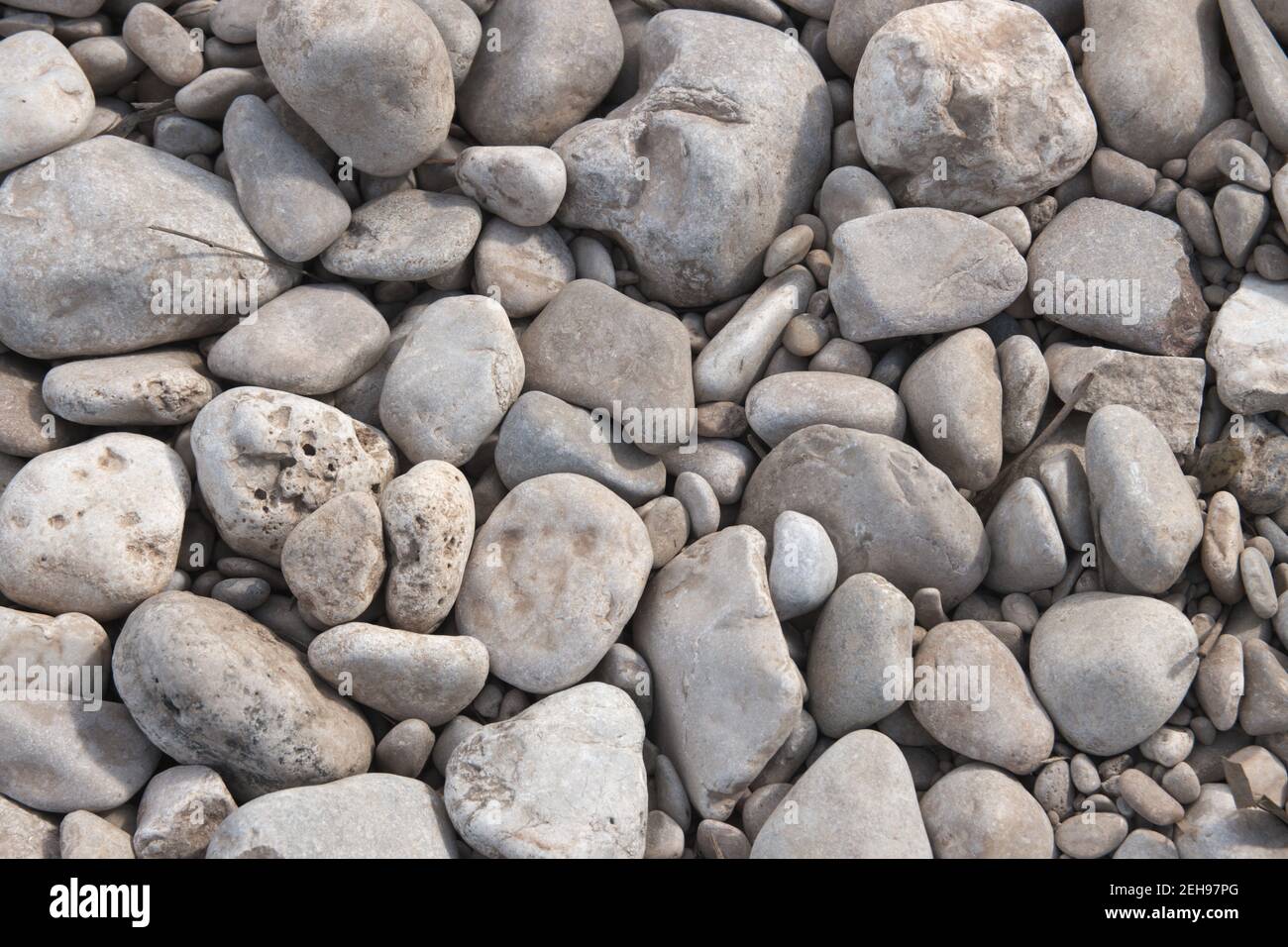 Immagine di alcune pietre grigie sulla riva di a. riverbed che può servire come spazio di copia del cono di sfondo Foto Stock